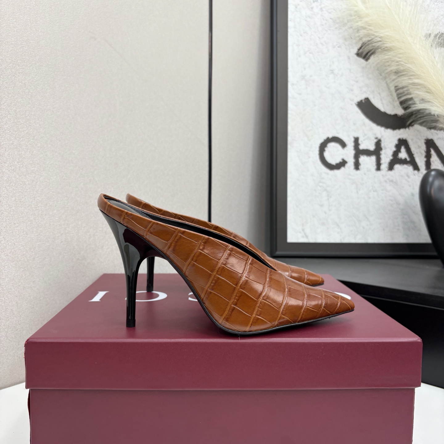 NO:443786,GUCCi high-end boutique slippers 2025 Gucci Early Spring Series GG crystal embellished diamond buckle braided sandals top-level purchasing quality!  The original version is replicated 1:1, and every detail has been carefully polished and carefully made. It can be compared with ZG, with the same quality as the ZG!  This braided sandal is made of shiny GG crystal gold interlocking double G hardware buckle embellished with fine cage upper, showing its imaginative style, with elegant feminine charm details to show femininity, creating a stunning new interpretation of works!  Original custom imported metal leather inner lining/foot pad imported sheepskin lining heel 10·5cm outsole Italian genuine leather sole Size 35-42 (41 42 custom made without return) Packaging full set of red original packaging., semi-torque high heels, gucci, gucci, sandals, high heels, slippers, sheepskin19860909GUCCi高端精品 拖鞋2025古驰早春系列GG水晶缀饰钻扣编织带凉鞋顶级代购品质！原版1:1复刻,毎个细节皆经过精心打磨细腻制作.可与ZG对比如一,无二品质！ 这款编织带凉鞋由饰闪亮GG水晶金色互扣式双G五金扣点缀细带精致笼形鞋面制作而成,尽显天马行空风范,富有优雅女性魅力细节展现女性气质的理念,打造令人惊艳的作品焕新演绎！ 面料原版定制进口金属皮 内里/垫脚进口羊皮里 鞋跟10·5cm 大底意大利真皮底 尺码35-42（41 42定做不退换） 包装全套红色原包装.,半拖高跟鞋,gucci,gucci,sandals,high heels,slippers,sheepskin,Women's Shoes