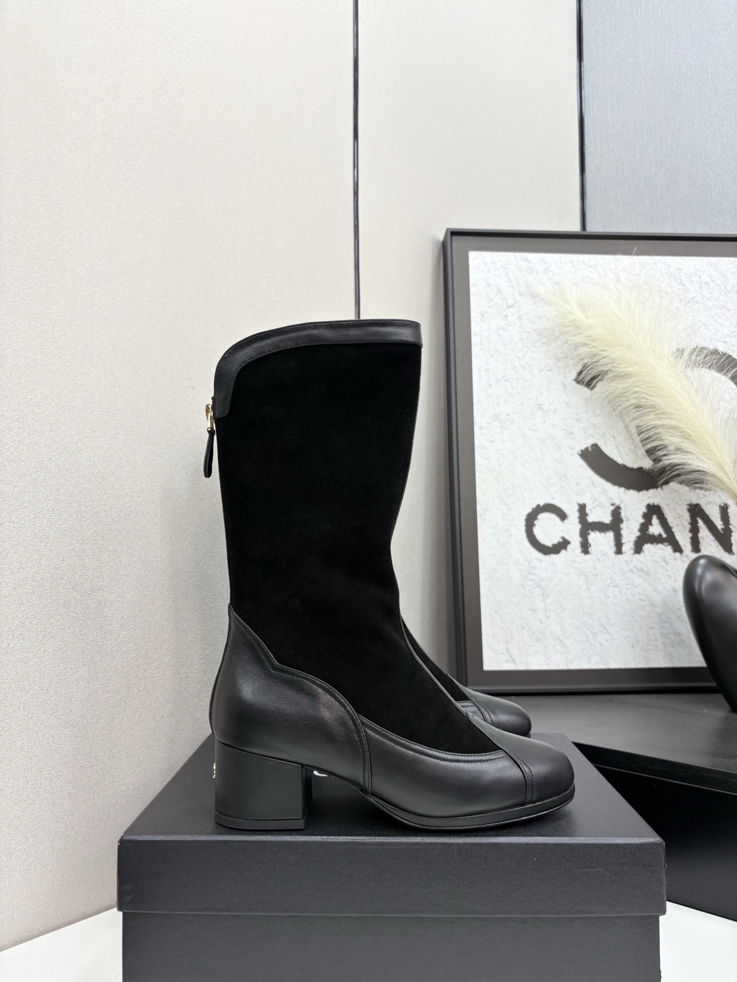 NO:443780,2025 Little Flavor Short Boots, a must-have item for this autumn and winter!  !  Chanel's hot short boots in autumn and winter, Xiaohongshu is highly recommended, and it looks good no matter how you match it. It is a must-have for fashionable things. Chanel's women love simple but irresistible matching to show unique styles of dressing, free mixing and matching are shining in place and keep up with the fashionable pace of Grandma Xiang!  !  !  Exquisite details enlarge the original mold opening hardware buckle. Top version purchasing level is created ★The upper is made of cowhide, sheepskin footbed, Italian leather outsole. Heel height 3 cm. Size 35-39 (40/41 order), boots, chanel, boots, cowhide, sheepskin, Leather soles198609092025小香短靴,本季秋冬季必备单品！！ 香奈儿秋冬重工爆款短靴 小红书力推款,怎么搭配都好看,时髦精必备,香奈儿女士钟爱简约又难以抗拒搭配展现与众不同的穿搭风格、自由混搭闪耀到位跟紧香奶奶时尚步伐！！！精致细节放大看原版开模五金扣 顶级版本代购级别打造★鞋面采用牛皮反绒,羊皮垫脚,意大利真皮大底 跟高3厘米 码数35-39（40/41订）,靴子,chanel,boots,cowhide,sheepskin,Leather soles,Women's Shoes
