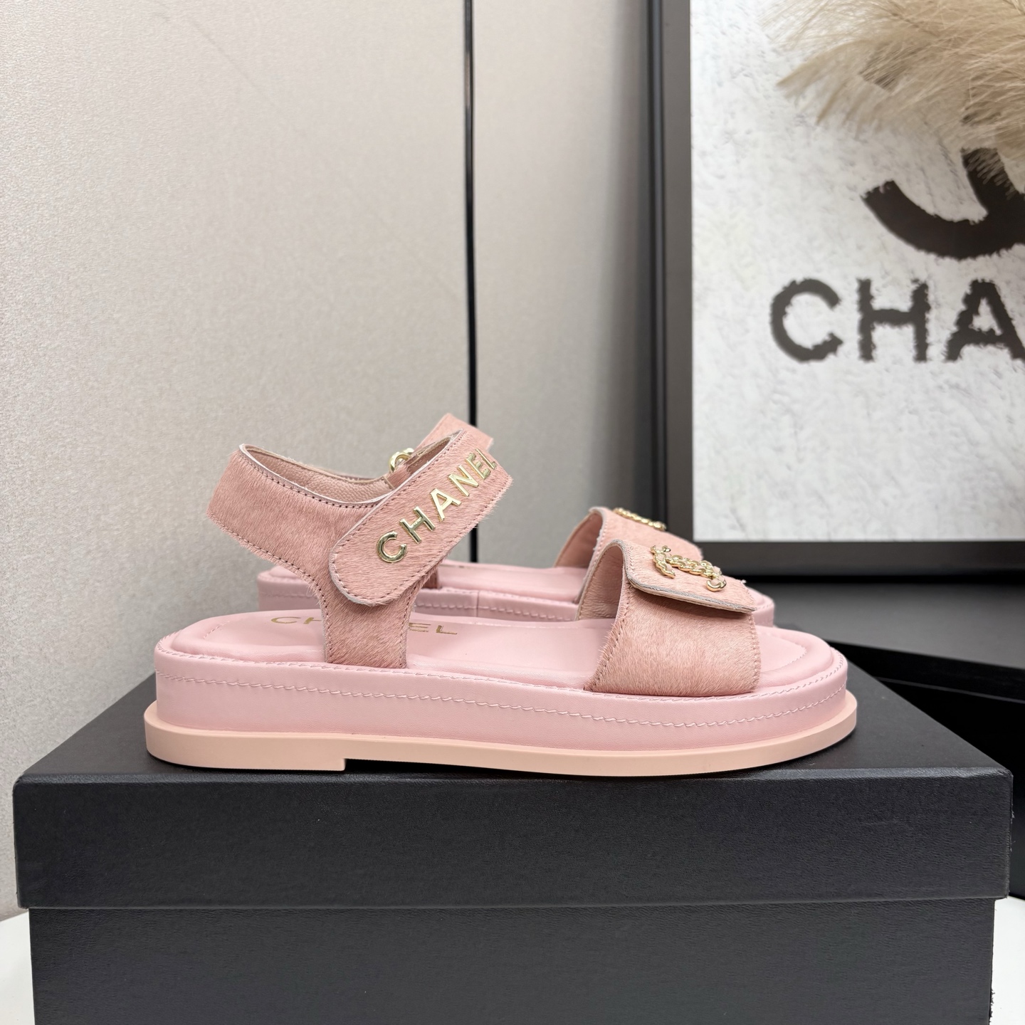 NO:448420,Chanel Chanel new early autumn thick-soled sandals are popular on major social platforms. It is currently one of the most popular sandals. It is soft and comfortable to wear. Italian imported horsehair upper sheepskin footbed. Original molded sole. Size: 35-40 (41 customized), sandals, chanel, chanel, sandals, sheepskin19860909Chanel香奈儿新款早秋厚底凉鞋各大社交平台走秀爆款 目前最热门凉鞋之一 上脚柔软舒适 意大利进口马毛鞋面 羊皮垫脚 原版开模大底 Size: 35-40 (41订做),凉鞋,chanel,chanel,sandals,sheepskin,Women's Shoes