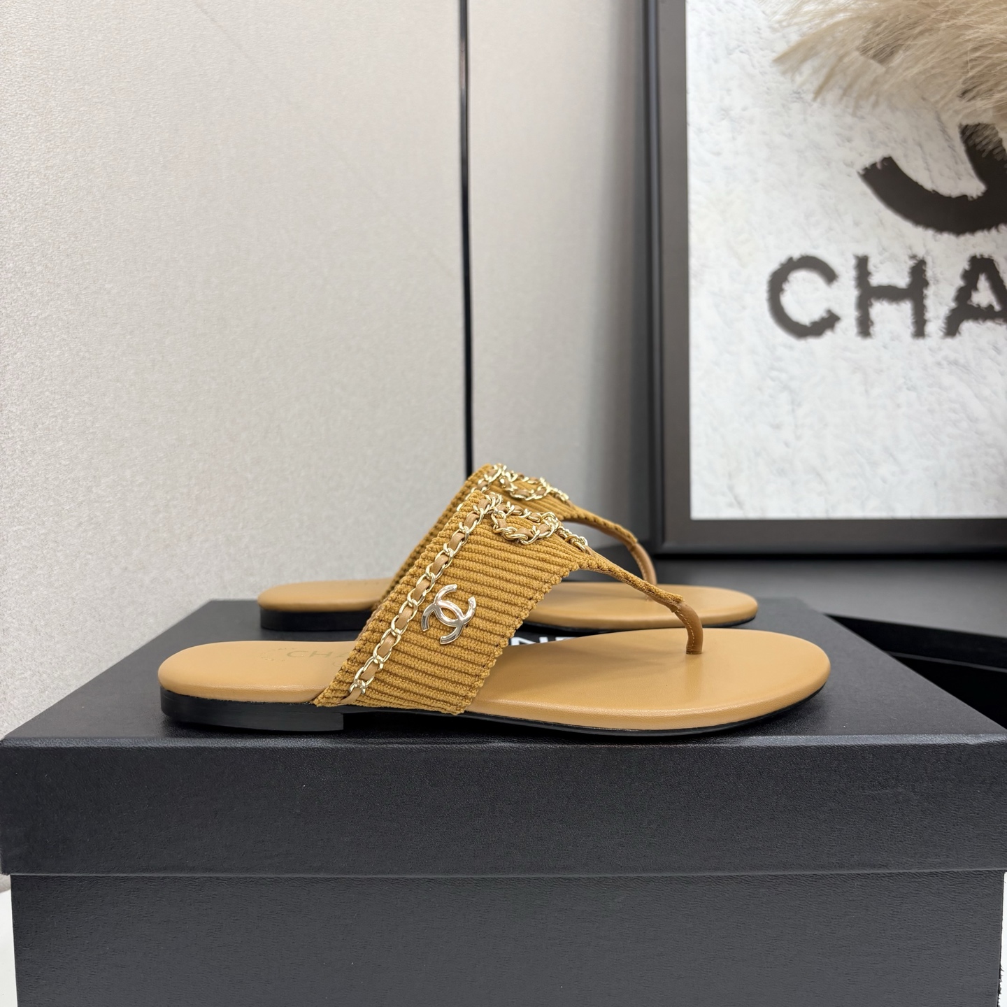 NO:448416,2025★★★★★★ Many celebrities are here to watch, a versatile series that domestic and foreign bloggers are popular with, a must-have for spring and summer wardrobe matching, the first choice for sandals. Diamond buckle, upper sheepskin lining: imported crystal sheepskin lining, large sole original mold custom leather sole Shoe size: 35-39 (40, 41, customized, non-return and exchange) Delivery luxury latest counter synchronous packaging, split-toe shoes, sandals, sheepskin198609092025★★★★★ 众多明星网红上脚,国内外博主刷爆的一个百搭系列,春夏衣橱搭配必备 凉鞋首选.钻石扣 鞋面羊皮  内里: 进口水晶羊皮内里 大底原版开模定制真皮底 鞋码: 35-39（40、41、定做不退换） 配送豪华最新专柜同步包装,分趾鞋,sandals,sheepskin,Women's Shoes