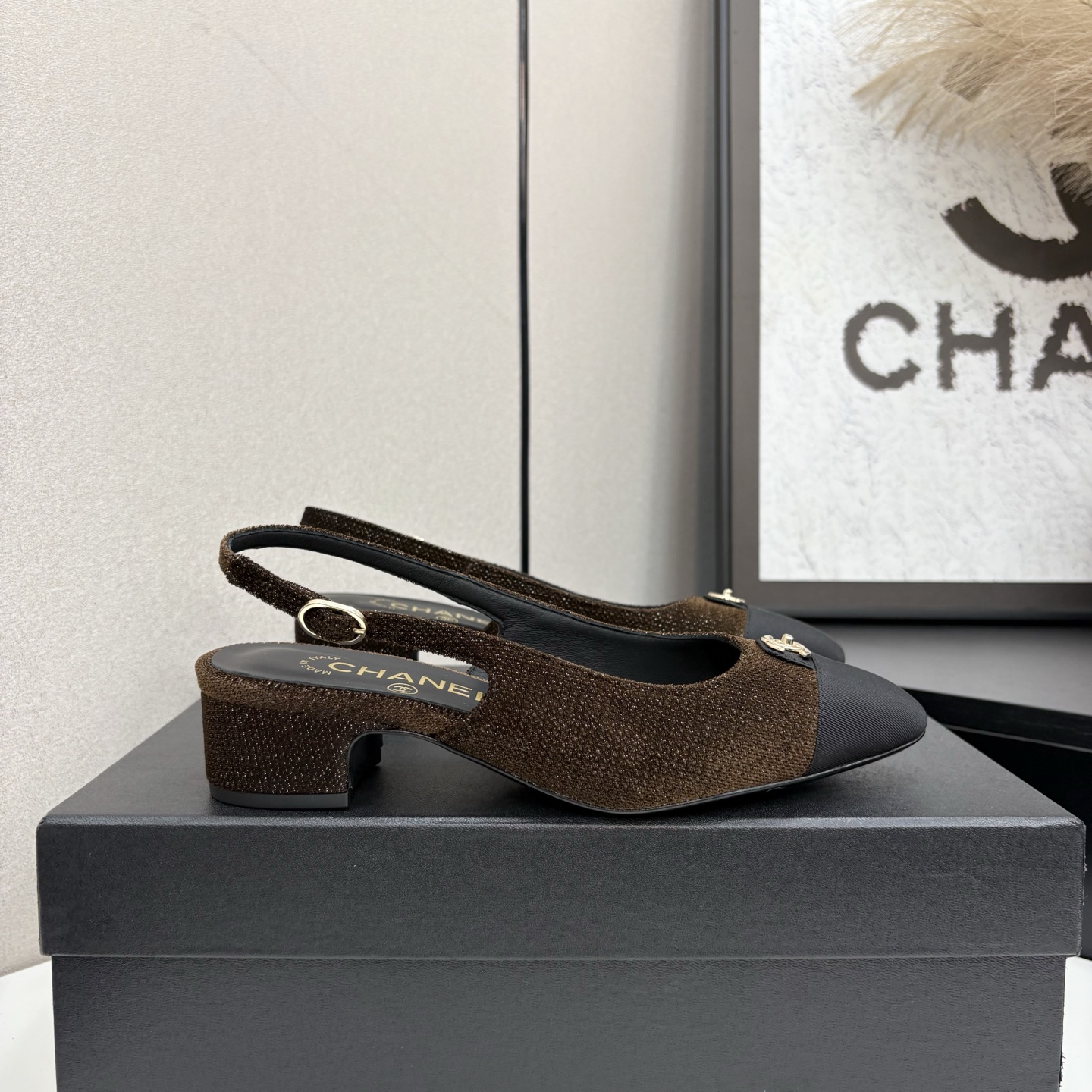 NO:615685,2025★★★★★ Many celebrities and Internet celebrities are on their feet, a versatile series popularized by domestic and foreign bloggers. Sandals are a must-have for spring and summer wardrobes. Diamond buckles Upper sheepskin Lining: Imported crystal sheepskin lining Outsole Original molded custom leather sole Shoe size: 35-39 (40, 41, custom-made, non-refundable) Delivery of luxurious and latest counters with simultaneous packaging, sandals, sandals, sheepskin198609092025★★★★★ 众多明星网红上脚,国内外博主刷爆的一个百搭系列,春夏衣橱搭配必备 凉鞋首选.钻石扣 鞋面羊皮  内里: 进口水晶羊皮内里 大底原版开模定制真皮底 鞋码: 35-39（40、41、定做不退换） 配送豪华最新专柜同步包装,凉鞋,sandals,sheepskin,Women's Shoes