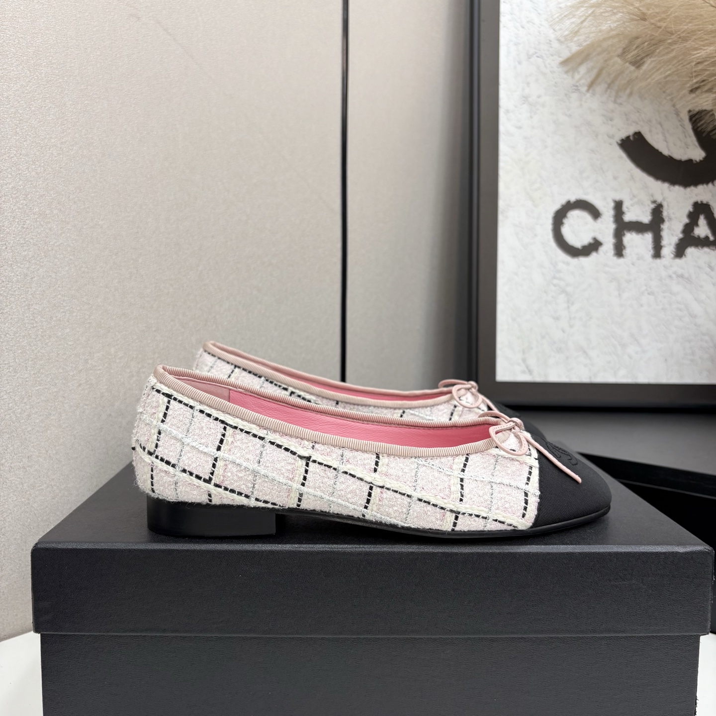 NO:448410,chan*l classic slingback small fragrant sandals!  Single shoes!  Just like what Ms. Coco Chanel said is that the popularity is fleeting, but the style lasts forever!  This pair of empty shoes is the classic among Xiangjia classics!  The two-color combination is simple and exquisite. The universal evergreen style in the counter is always out of date!  The counter is original leather material, imported sheepskin lining, and imported cowhide leather soles from Italy!  Top quality, Size35-40 (34 40 41 42 43 customized), single shoes, chanel, chanel, chanel, sandals, cowhide, sheepskin19860909chan*l经典slingback小香凉鞋！单鞋！ 就像coco香奈儿女士说的流行稍纵即逝,但风格永存！这双后空鞋就是香家经典中的经典！双色搭配,简约精致,专柜里的万能长青款,永远不过时单品！ 专柜原版皮料,进口羊皮内里,意大利进口牛皮革鞋底！ 顶级品质,Size35-40（34 40 41 42 43定做）,单鞋,chanel,chanel,chanel,sandals,cowhide,sheepskin,Women's Shoes