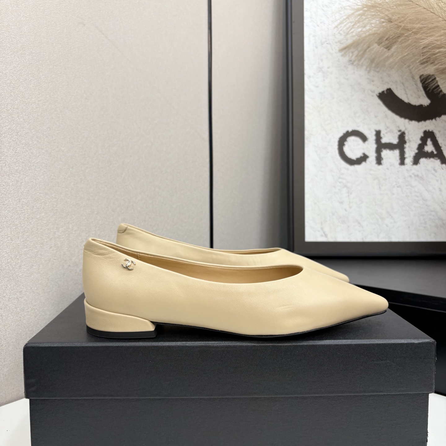 NO:615654,2025★★★★★ Many celebrities and internet celebrities are on their feet, a versatile series that has been popular among domestic and foreign bloggers. It is the must-have sandals for spring and summer wardrobes. Exclusive to the rhombus design house. Upper sheepskin lining: Imported crystal sheepskin lining. Original molded custom leather outsole. Shoe size: 35-39 (40, 41, custom-made, non-returnable). Delivery of luxurious and latest counters with simultaneous packaging, single shoes, chanel, sheepskin, leather.  soles198609092025★★★★★ 众多明星网红上脚,国内外博主刷爆的一个百搭系列,春夏衣橱搭配必备 凉拖首选.菱格设计香家专属 鞋面羊皮  内里: 进口水晶羊皮内里 大底原版开模定制真皮大底 鞋码: 35-39（40、41、定做不退换） 配送豪华最新专柜同步包装,单鞋,chanel,sheepskin,Leather soles,Women's Shoes