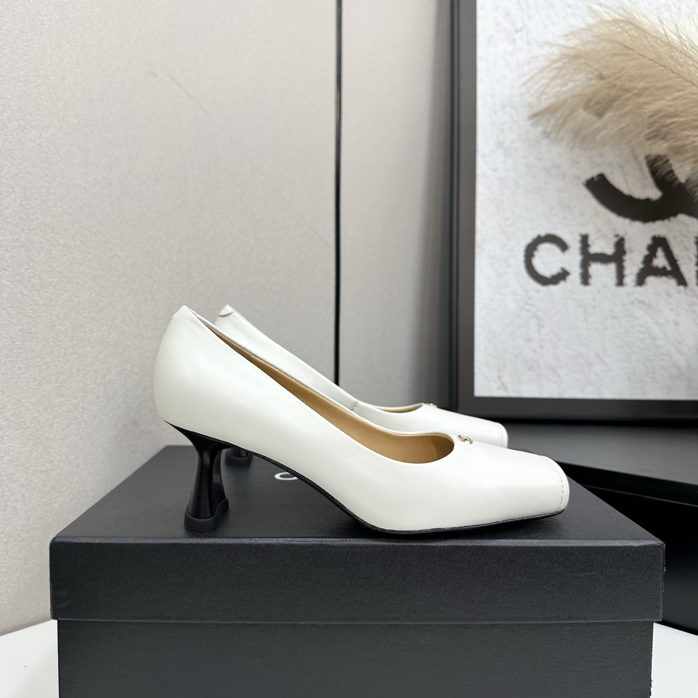 NO:615664,2025★★★★★ Many celebrities and internet celebrities are on their feet, a versatile series that has been popular among domestic and foreign bloggers. It is the must-have sandals for spring and summer wardrobes. Exclusive to the rhombus design house. Upper sheepskin lining: Imported crystal sheepskin lining. Original molded custom leather outsole. Shoe size: 35-39 (40, 41, custom-made, non-returnable). Delivery of luxurious and latest counters with simultaneous packaging, single shoes, chanel, sheepskin, leather.  soles198609092025★★★★★ 众多明星网红上脚,国内外博主刷爆的一个百搭系列,春夏衣橱搭配必备 凉拖首选.菱格设计香家专属 鞋面羊皮  内里: 进口水晶羊皮内里 大底原版开模定制真皮大底 鞋码: 35-39（40、41、定做不退换） 配送豪华最新专柜同步包装,单鞋,chanel,sheepskin,Leather soles,Women's Shoes