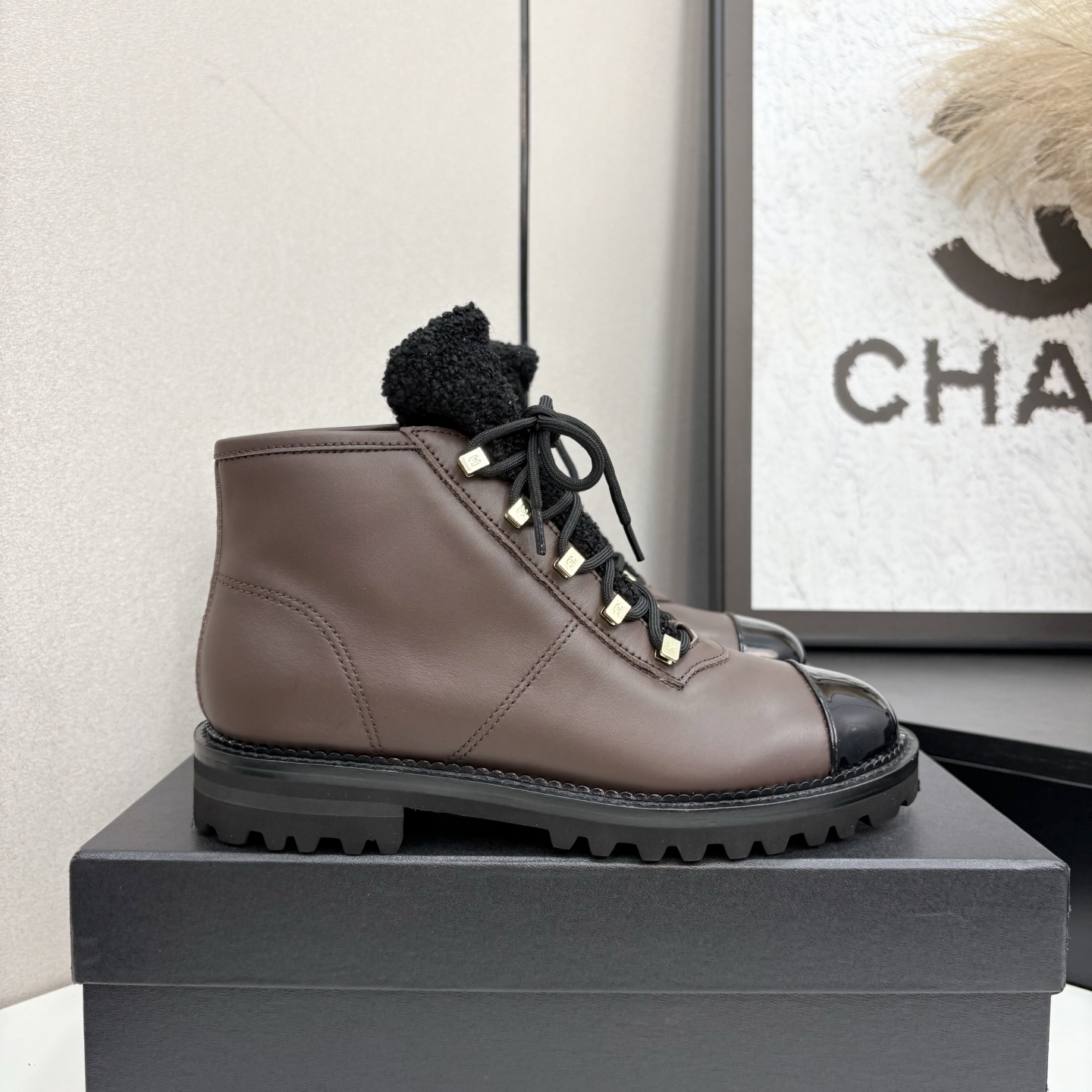 NO:615655,2025 Xiaoxiang short boots, a must-have item for this autumn and winter!  !  Chanel's autumn and winter heavy industry popular short boots are highly recommended by Xiaohongshu. They look good no matter how you match them. They are a must-have for fashion. Ms. Chanel loves simple and irresistible combinations to show her unique dressing style. She can mix and match freely to shine and follow the fashionable steps of her grandma!  !  !  Enlarge the exquisite details to see the original molded hardware buckle. The top version is made at the purchasing level★ The upper is made of first-layer cowhide, sheepskin feet, size 35-39 (order 40/41), boots, chanel, boots, cowhide, sheepskin198609092025小香短靴,本季秋冬季必备单品！！ 香奈儿秋冬重工爆款短靴 小红书力推款,怎么搭配都好看,时髦精必备,香奈儿女士钟爱简约又难以抗拒搭配展现与众不同的穿搭风格、自由混搭闪耀到位跟紧香奶奶时尚步伐！！！精致细节放大看原版开模五金扣 顶级版本代购级别打造★鞋面采用头层牛皮,羊皮垫脚, 码数35-39（40/41订）,靴子,chanel,boots,cowhide,sheepskin,Women's Shoes