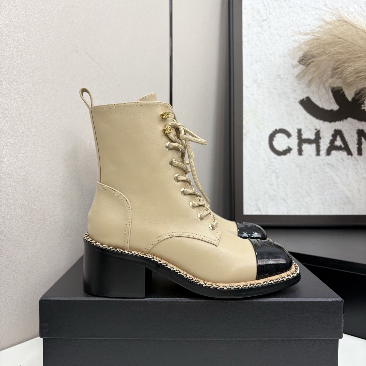 NO:615672,2025 Xiaoxiang short boots, a must-have item for this autumn and winter!  !  Chanel's autumn and winter heavy industry popular short boots are highly recommended by Xiaohongshu. They look good no matter how you match them. They are a must-have for fashion. Ms. Chanel loves simple and irresistible combinations to show her unique dressing style. She can mix and match freely to shine and follow the fashionable steps of her grandma!  !  !  Exquisite details. Zoom in to see the original molded hardware buckle. The top version is made at the purchasing level. ★The upper is made of first-layer cowhide, sheepskin feet, genuine leather outsole, size 35-39 (order 40/41), boots, chanel, boots, cowhide, sheepskin, Leather soles.198609092025小香短靴,本季秋冬季必备单品！！ 香奈儿秋冬重工爆款短靴 小红书力推款,怎么搭配都好看,时髦精必备,香奈儿女士钟爱简约又难以抗拒搭配展现与众不同的穿搭风格、自由混搭闪耀到位跟紧香奶奶时尚步伐！！！精致细节放大看原版开模五金扣 顶级版本代购级别打造★鞋面采用头层牛皮,羊皮垫脚,真皮大底 码数35-39（40/41订）,靴子,chanel,boots,cowhide,sheepskin,Leather soles,Women's Shoes