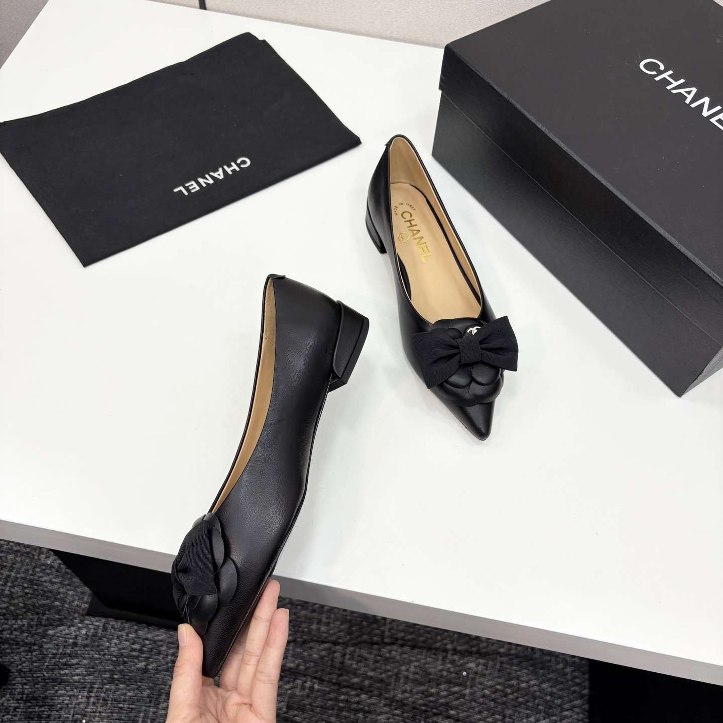 Chanel小香尖头山茶花蝴蝶结平底単鞋・軽やかで上品なデザイン