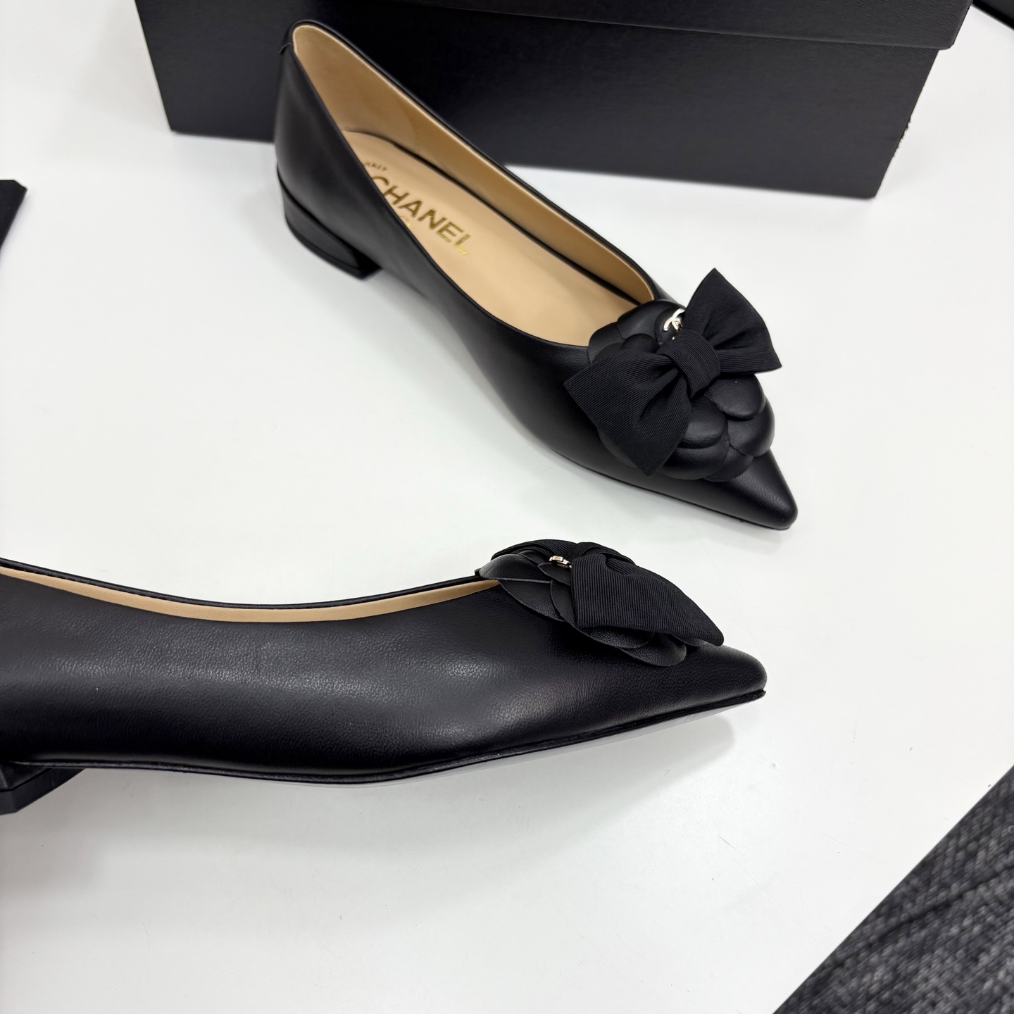 Chanel小香尖头山茶花蝴蝶结平底単鞋・軽やかで上品なデザイン