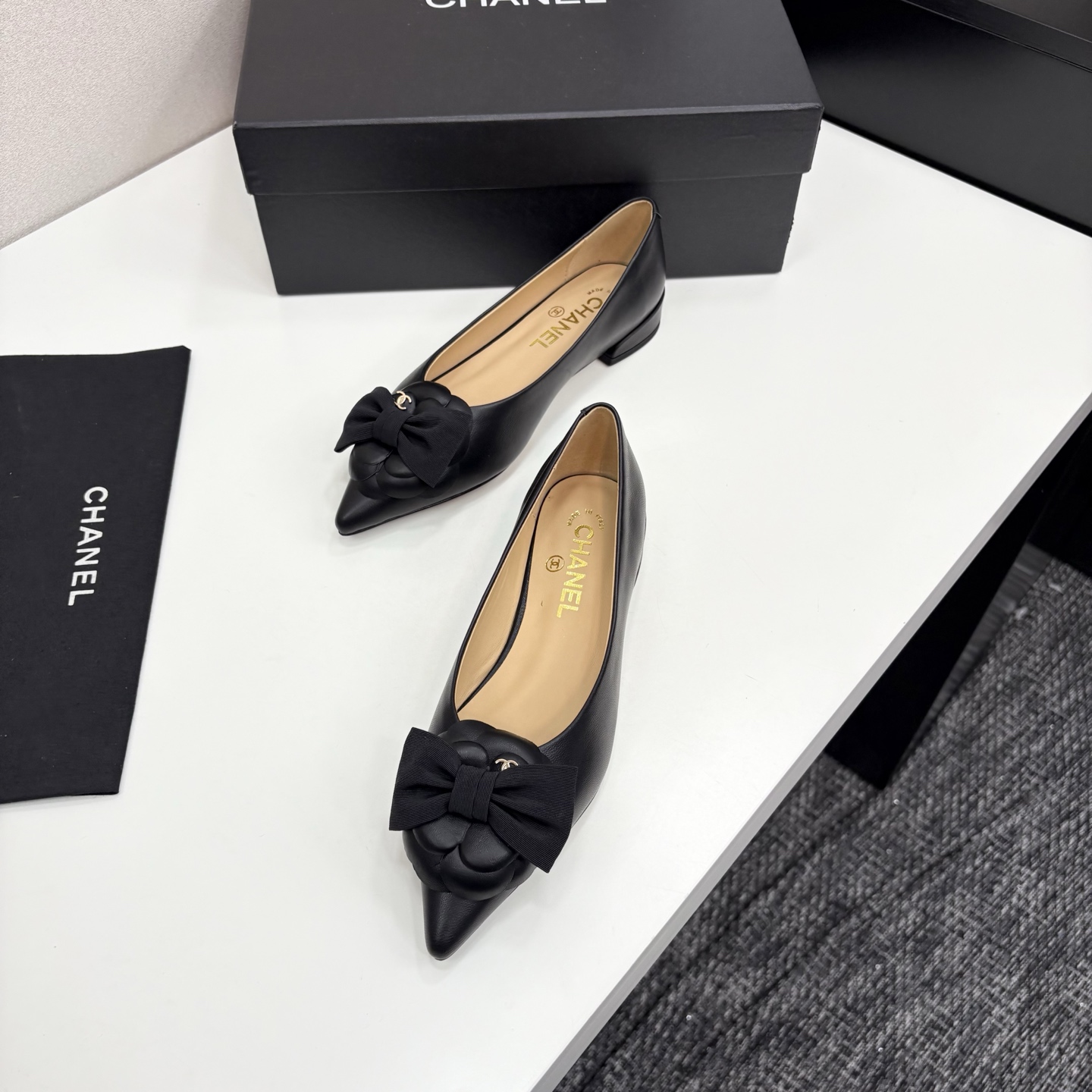 Chanel小香尖头山茶花蝴蝶结平底単鞋・軽やかで上品なデザイン