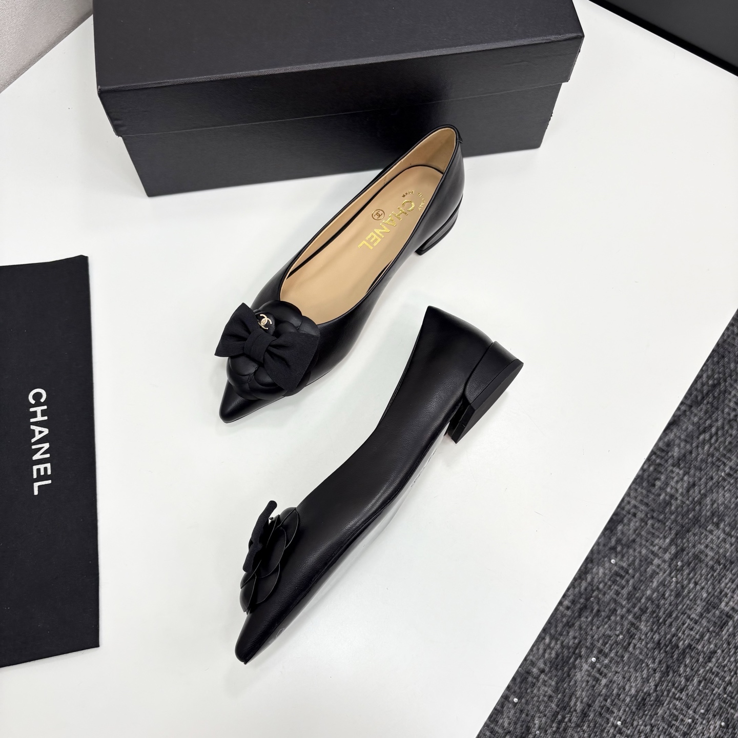 Chanel小香尖头山茶花蝴蝶结平底単鞋・軽やかで上品なデザイン