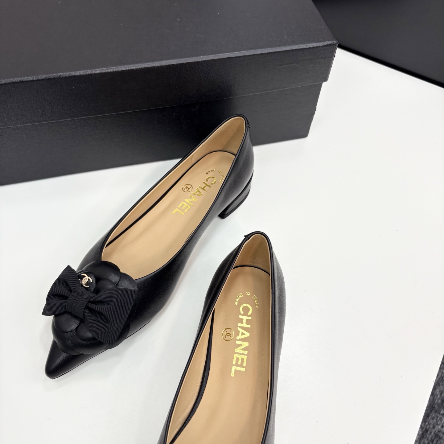 Chanel小香尖头山茶花蝴蝶结平底単鞋・軽やかで上品なデザイン