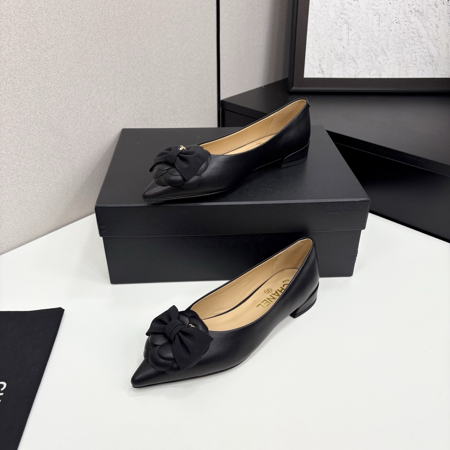 Chanel小香尖头山茶花蝴蝶结平底単鞋・軽やかで上品なデザイン