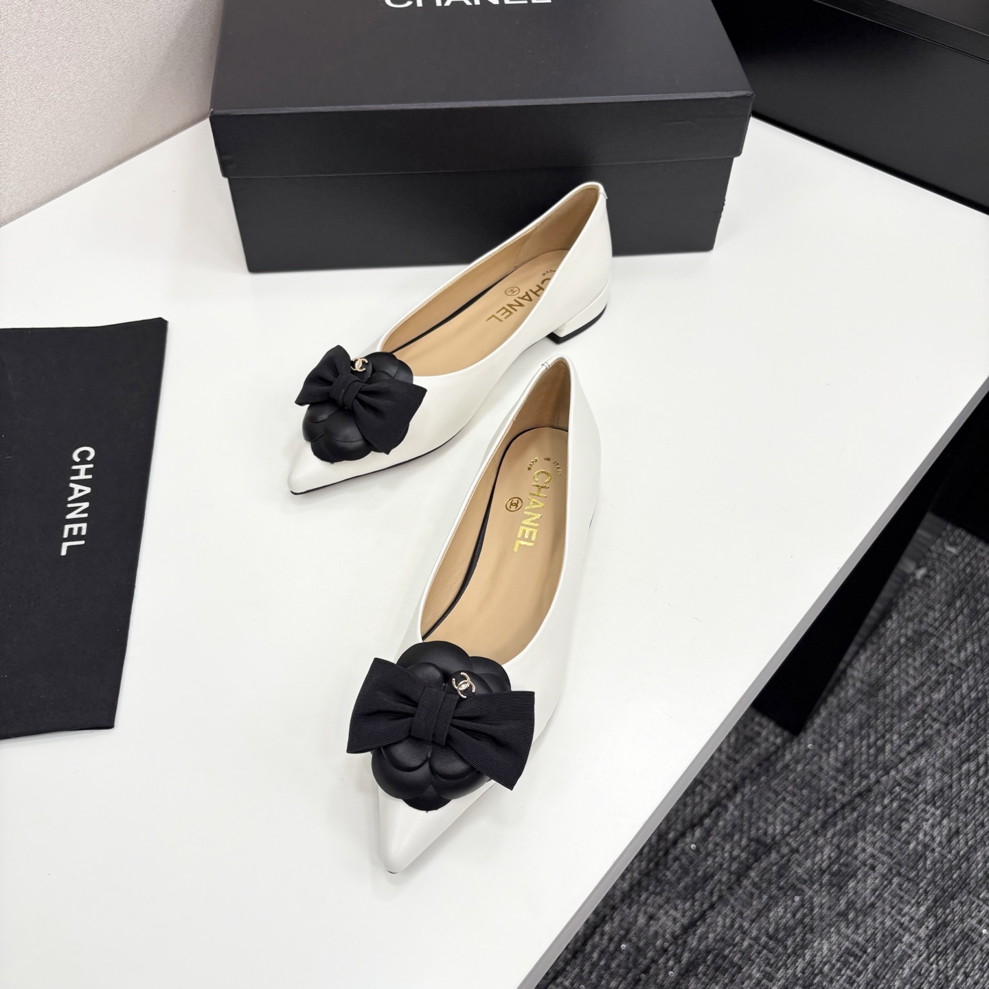 Chanel香奈儿小香尖头山茶花蝴蝶结平底单鞋・軽やかで上品なデザイン