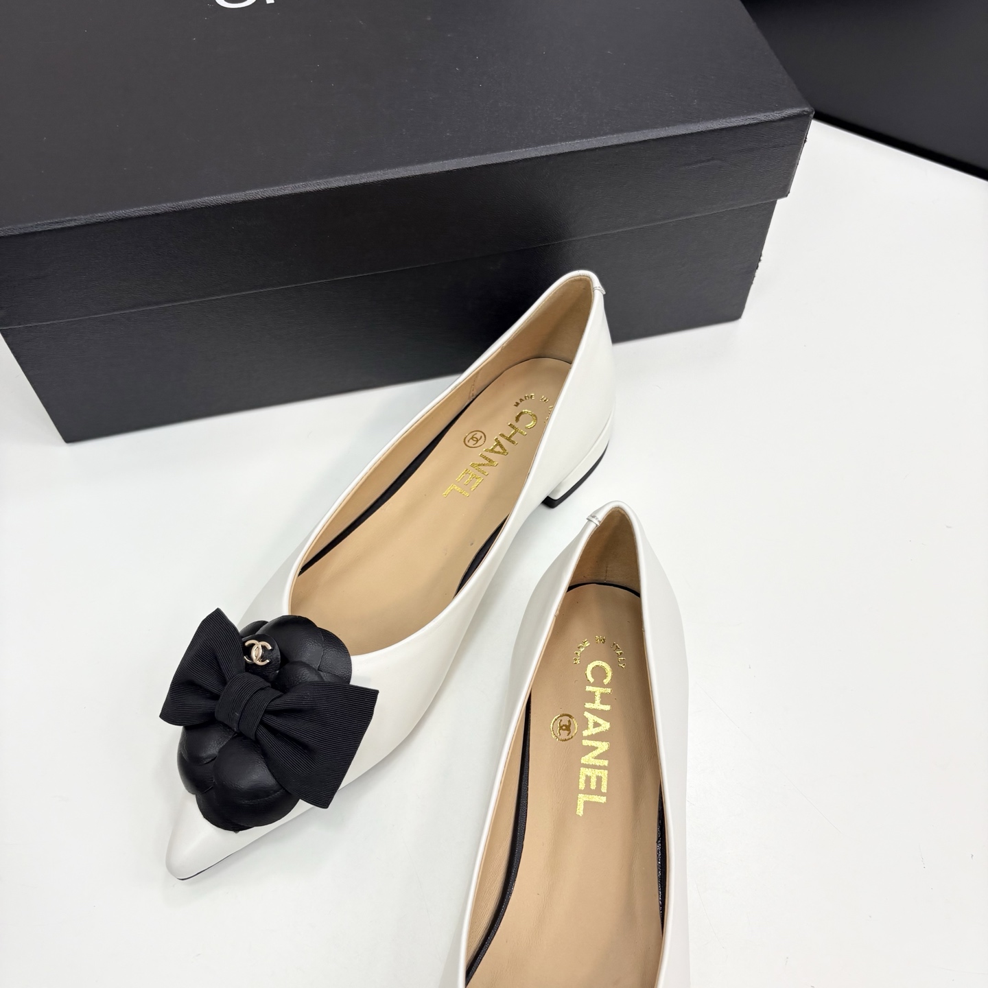 Chanel香奈儿小香尖头山茶花蝴蝶结平底单鞋・軽やかで上品なデザイン