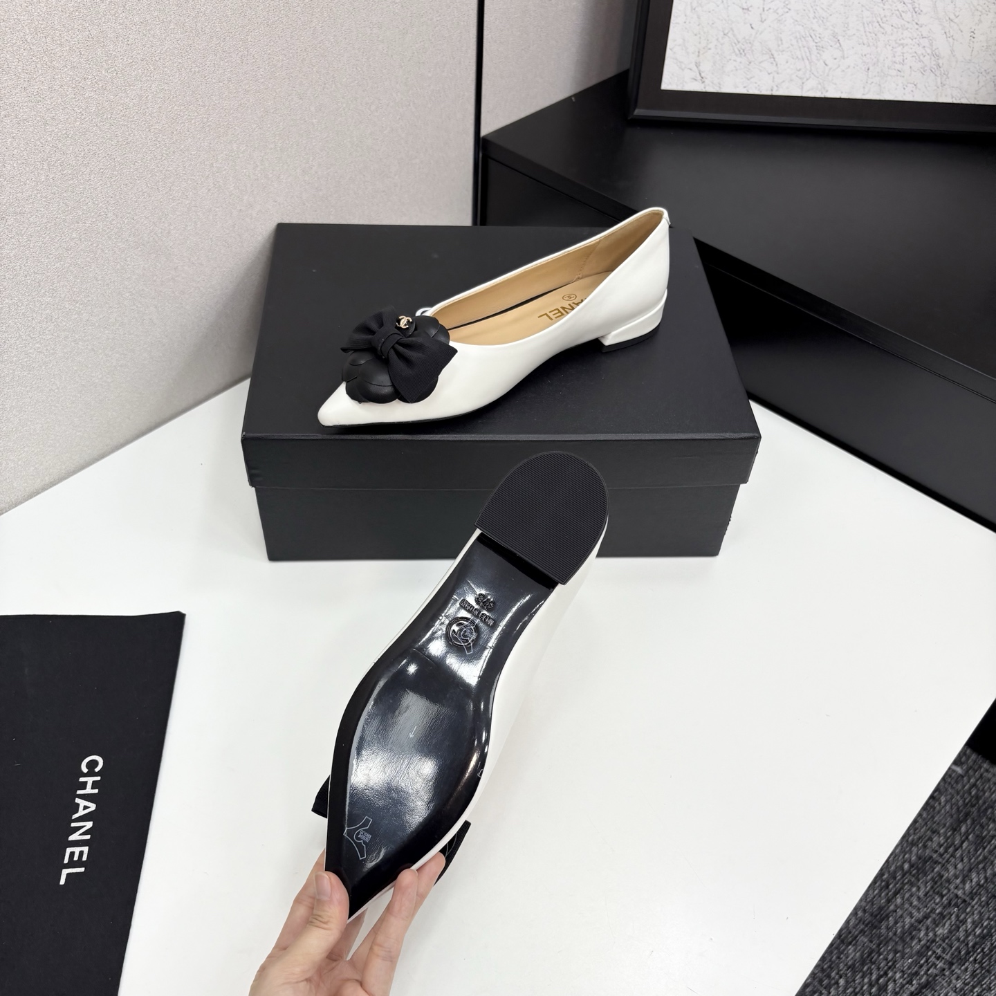Chanel香奈儿小香尖头山茶花蝴蝶结平底单鞋・軽やかで上品なデザイン