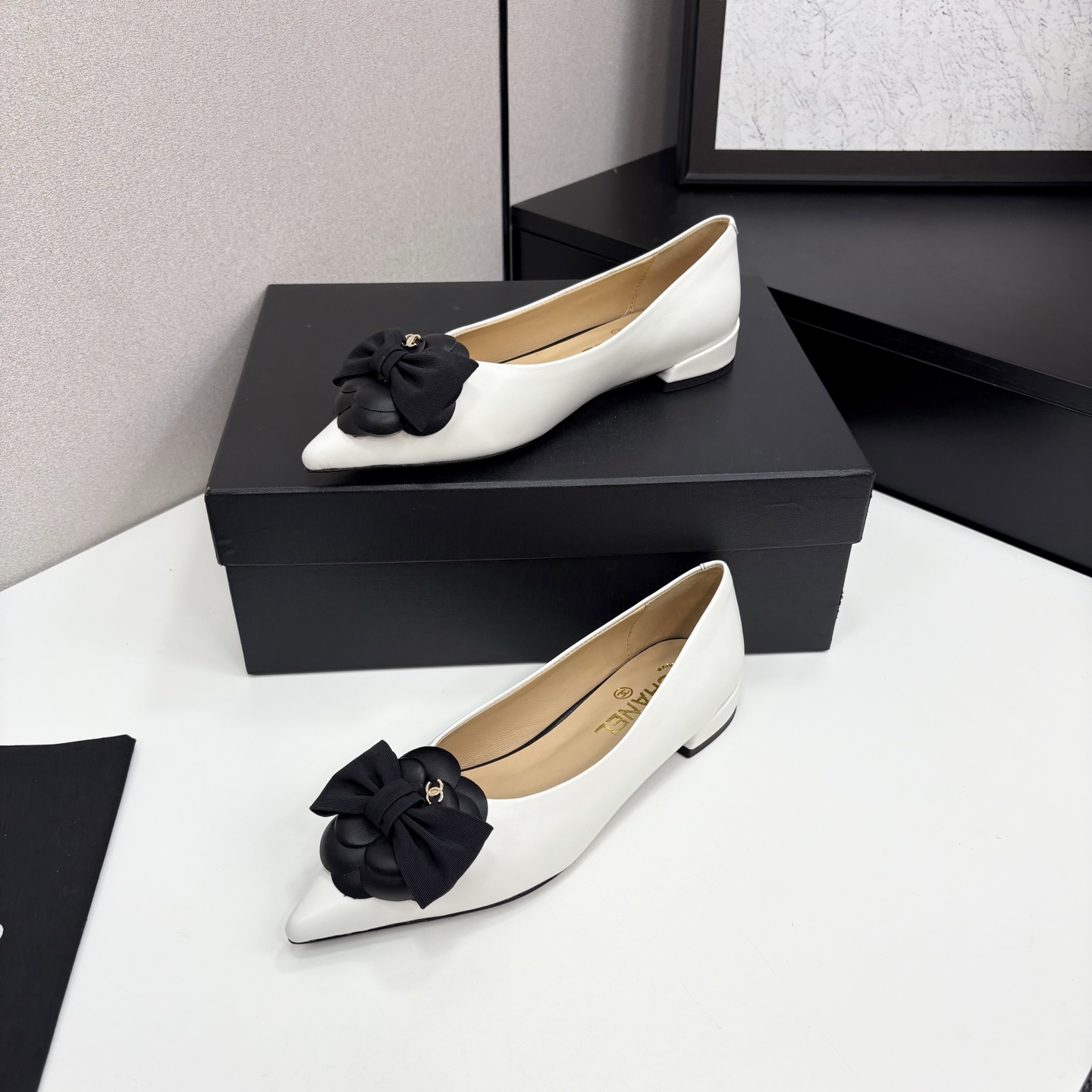 Chanel香奈儿小香尖头山茶花蝴蝶结平底单鞋・軽やかで上品なデザイン