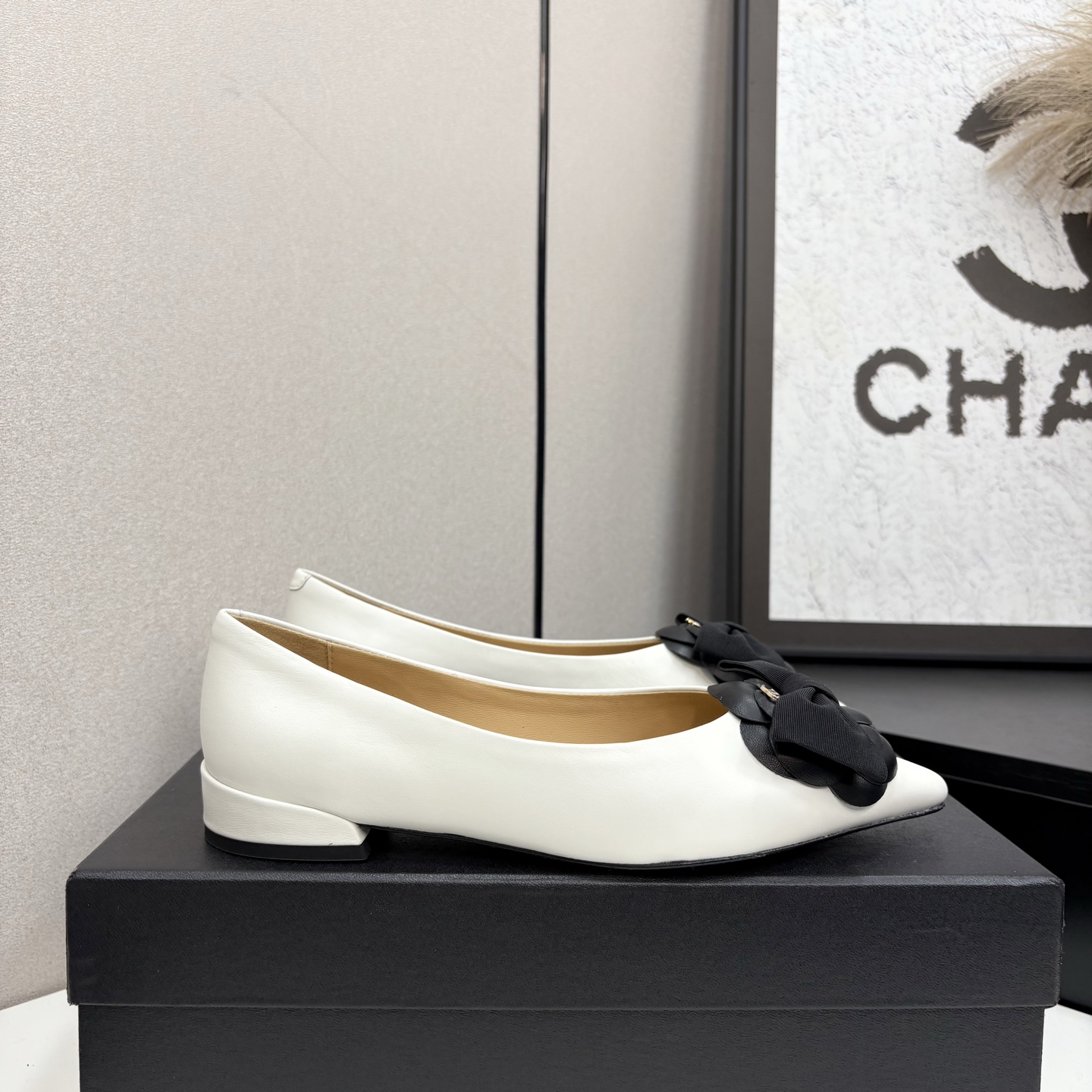 Chanel香奈儿小香尖头山茶花蝴蝶结平底单鞋・軽やかで上品なデザイン