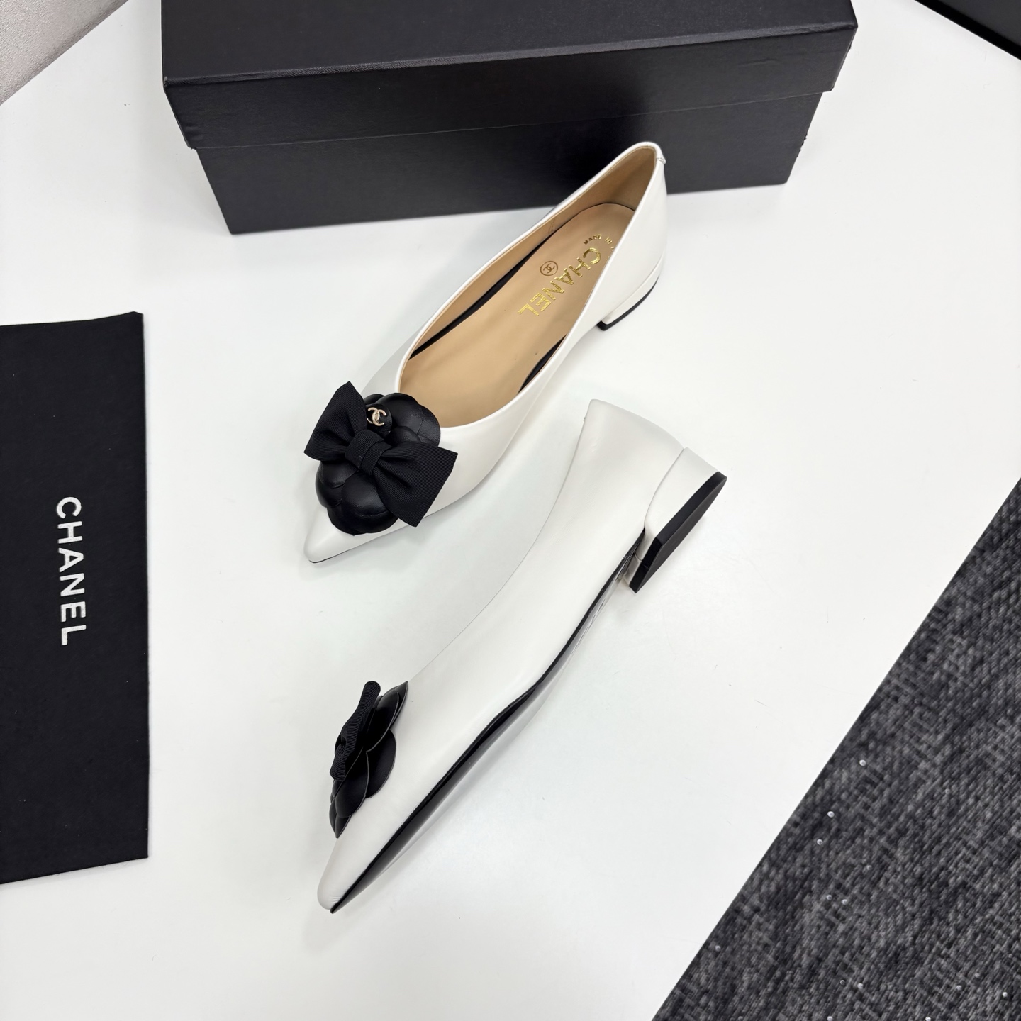 Chanel香奈儿小香尖头山茶花蝴蝶结平底单鞋・軽やかで上品なデザイン
