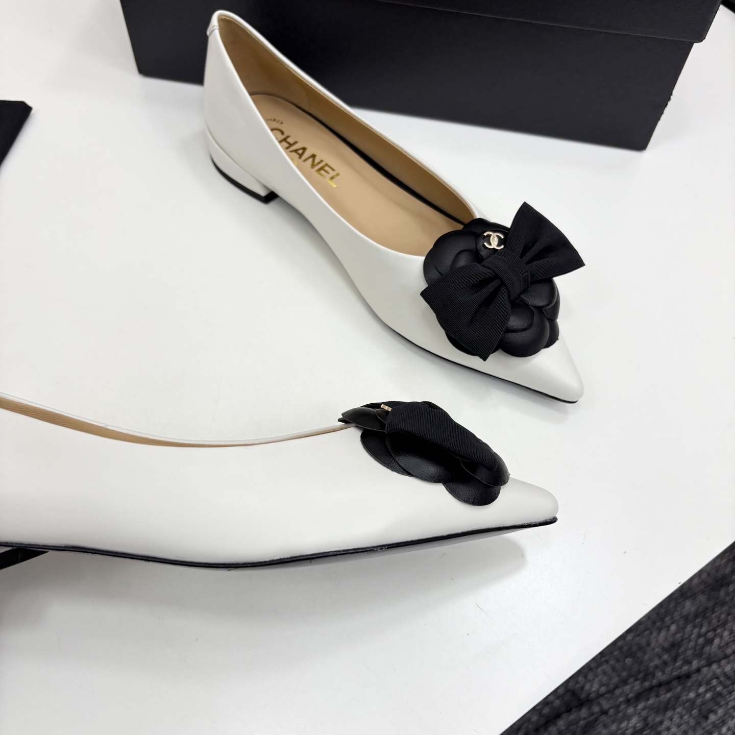 Chanel香奈儿小香尖头山茶花蝴蝶结平底单鞋・軽やかで上品なデザイン