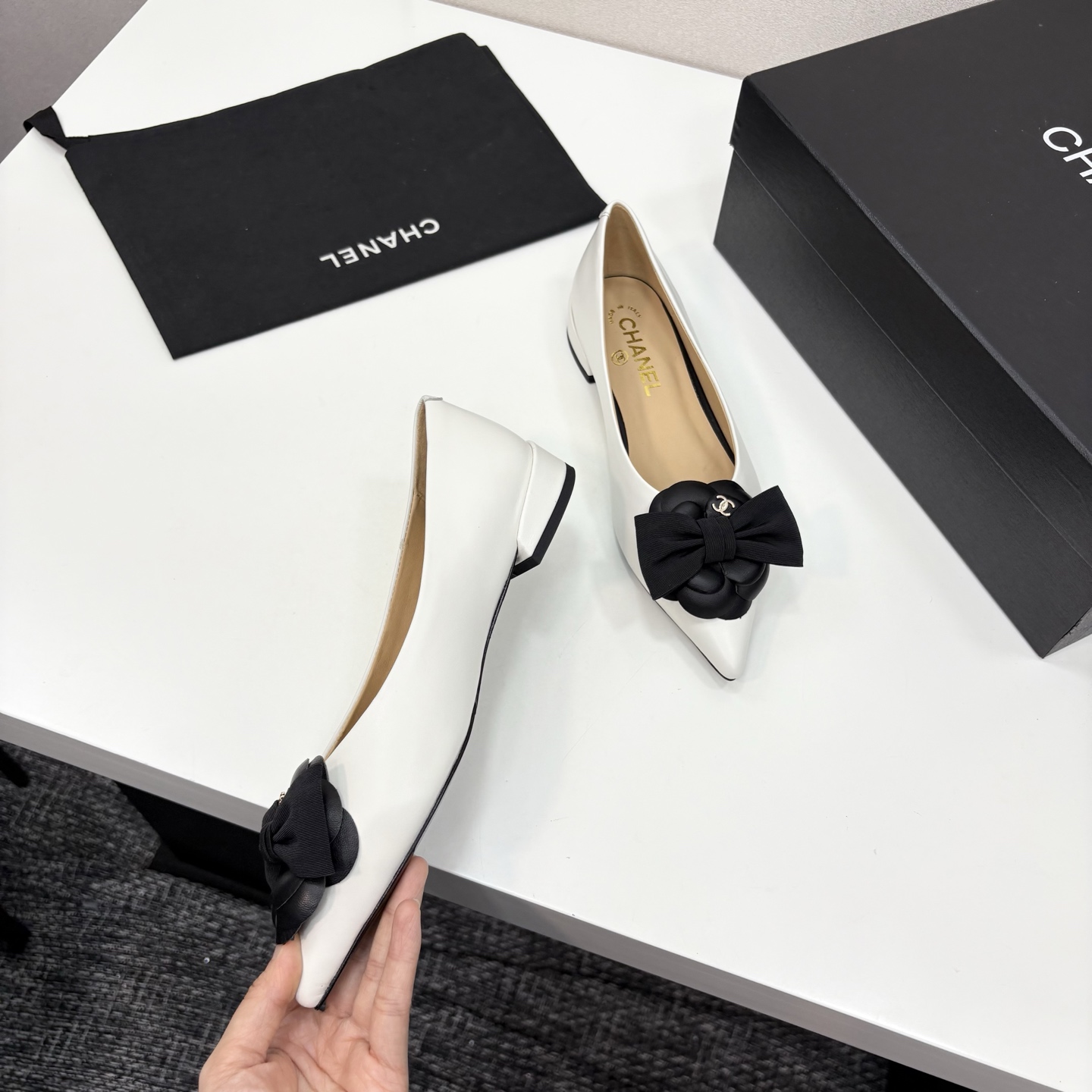 Chanel香奈儿小香尖头山茶花蝴蝶结平底单鞋・軽やかで上品なデザイン