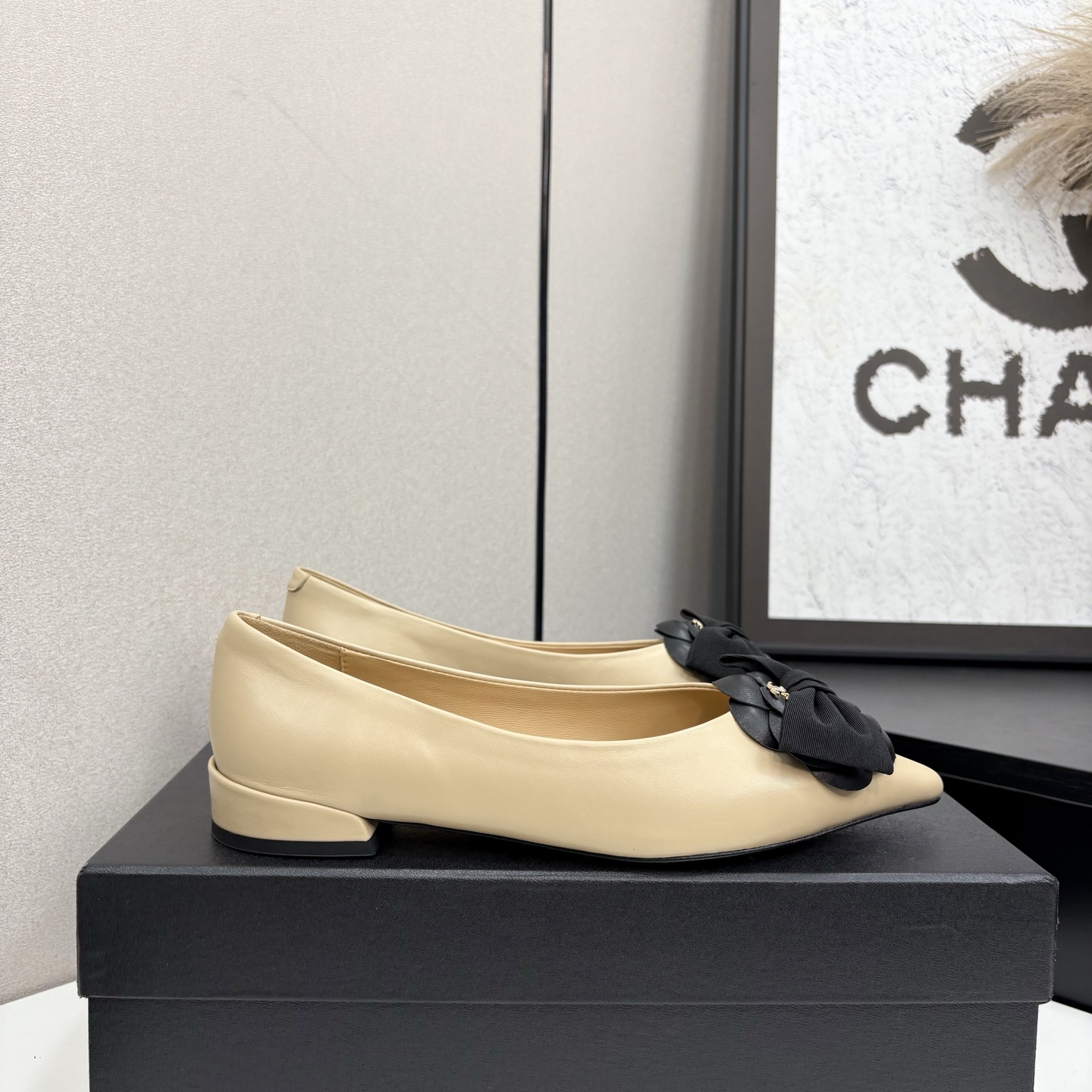 NO:615662,Chanel2025 new Chanel small fragrant pointed toe camellia bow flat shoes, playful and a bit mature, high-end, look younger and more elegant!  Sheepskin upper, sheepskin lining, heel height 2cm, Italian genuine leather outsole, size 35-39 (40, 41 customized, non-returnable), single shoes, chanel, chanel, sheepskin, Leather soles19860909Chanel2025新款香奈儿小香尖头山茶花蝴蝶结平底单鞋,俏皮中又有点轻熟的高级,穿起来减龄又有气质！ 鞋面羊皮 内里羊皮内里 跟高2cm 鞋底意大利真皮大底 码数35-39（40,41定制不退换),单鞋,chanel,chanel,sheepskin,Leather soles,Women's Shoes