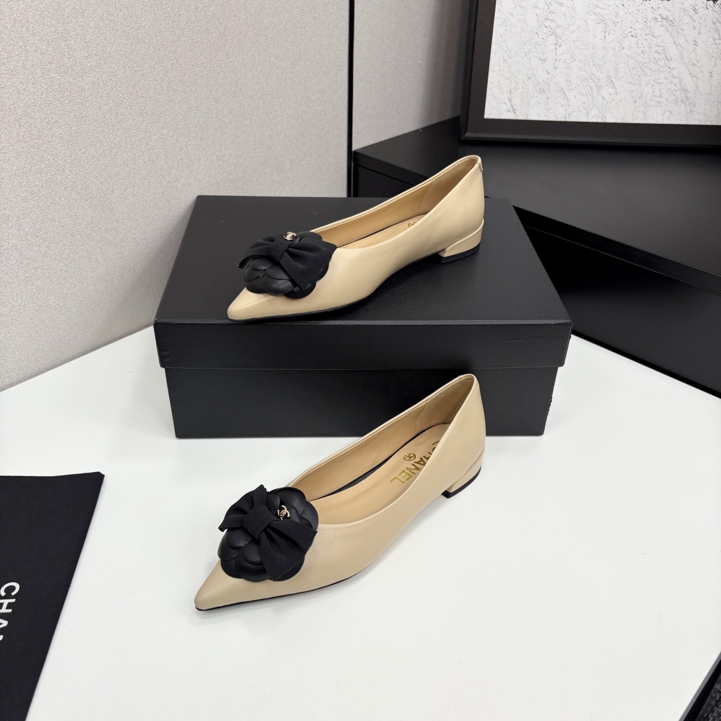 Chanel小香尖頭山茶花蝴蝶結平底単鞋・軽やかで上品なデザイン