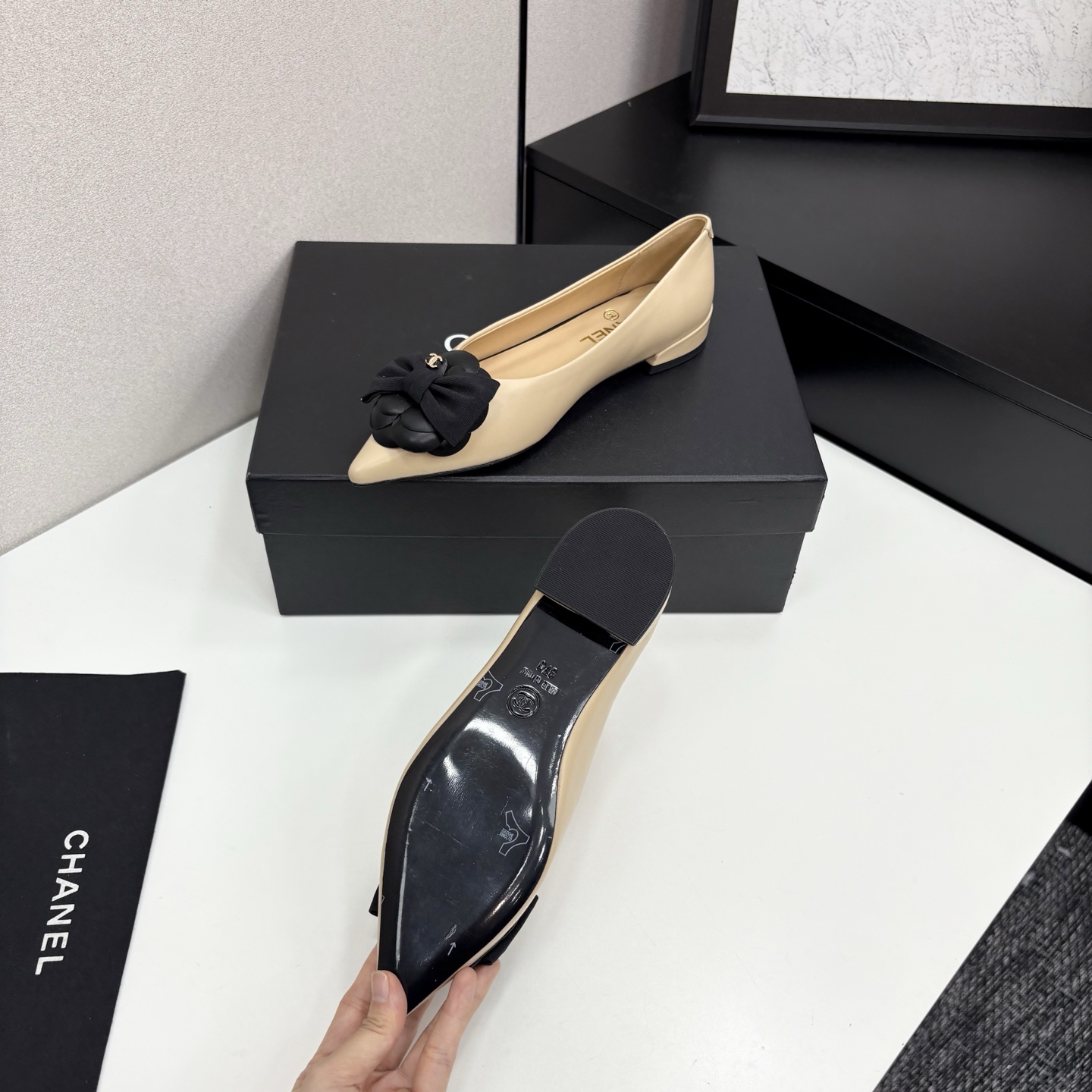 Chanel小香尖頭山茶花蝴蝶結平底単鞋・軽やかで上品なデザイン