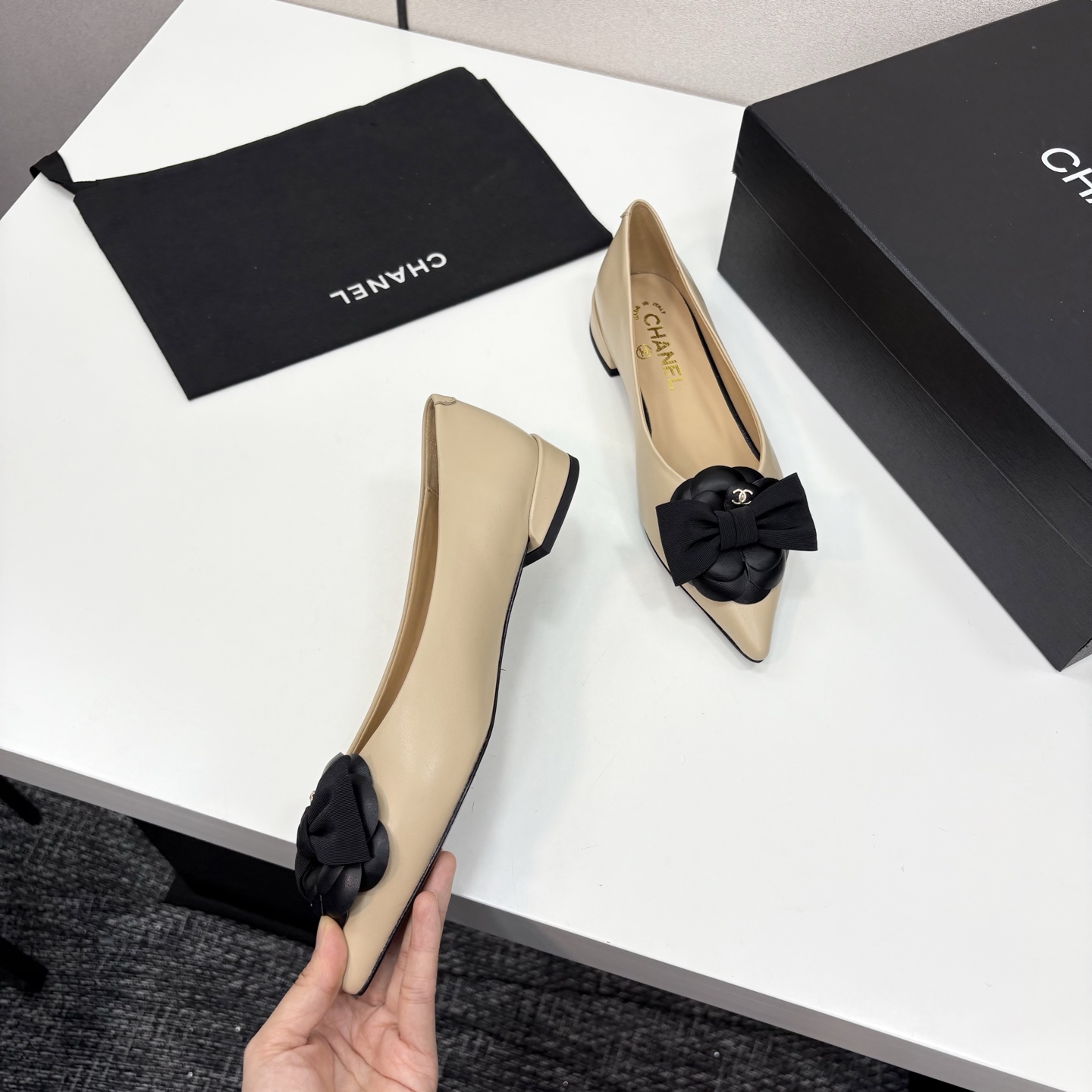 Chanel小香尖頭山茶花蝴蝶結平底単鞋・軽やかで上品なデザイン