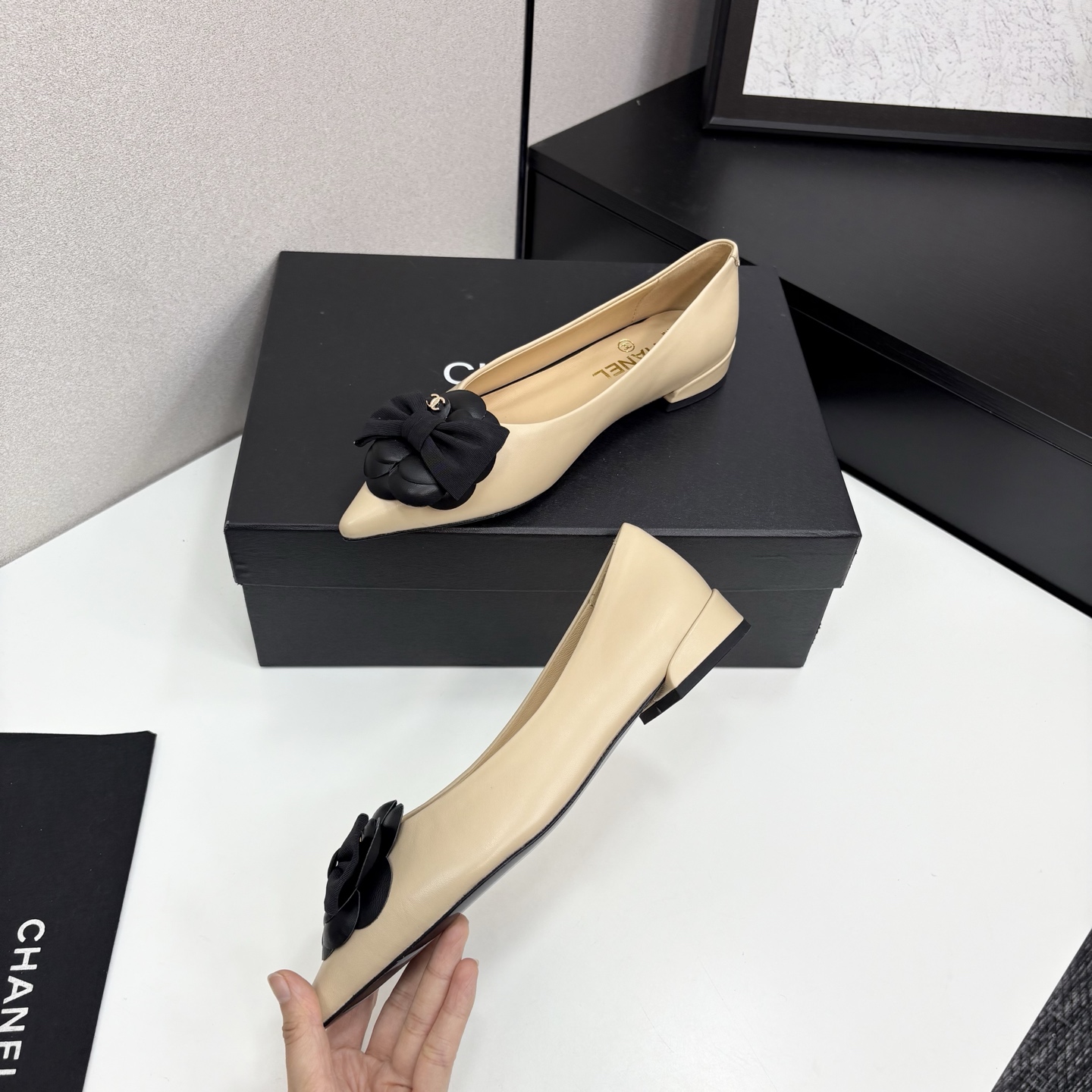 Chanel小香尖頭山茶花蝴蝶結平底単鞋・軽やかで上品なデザイン