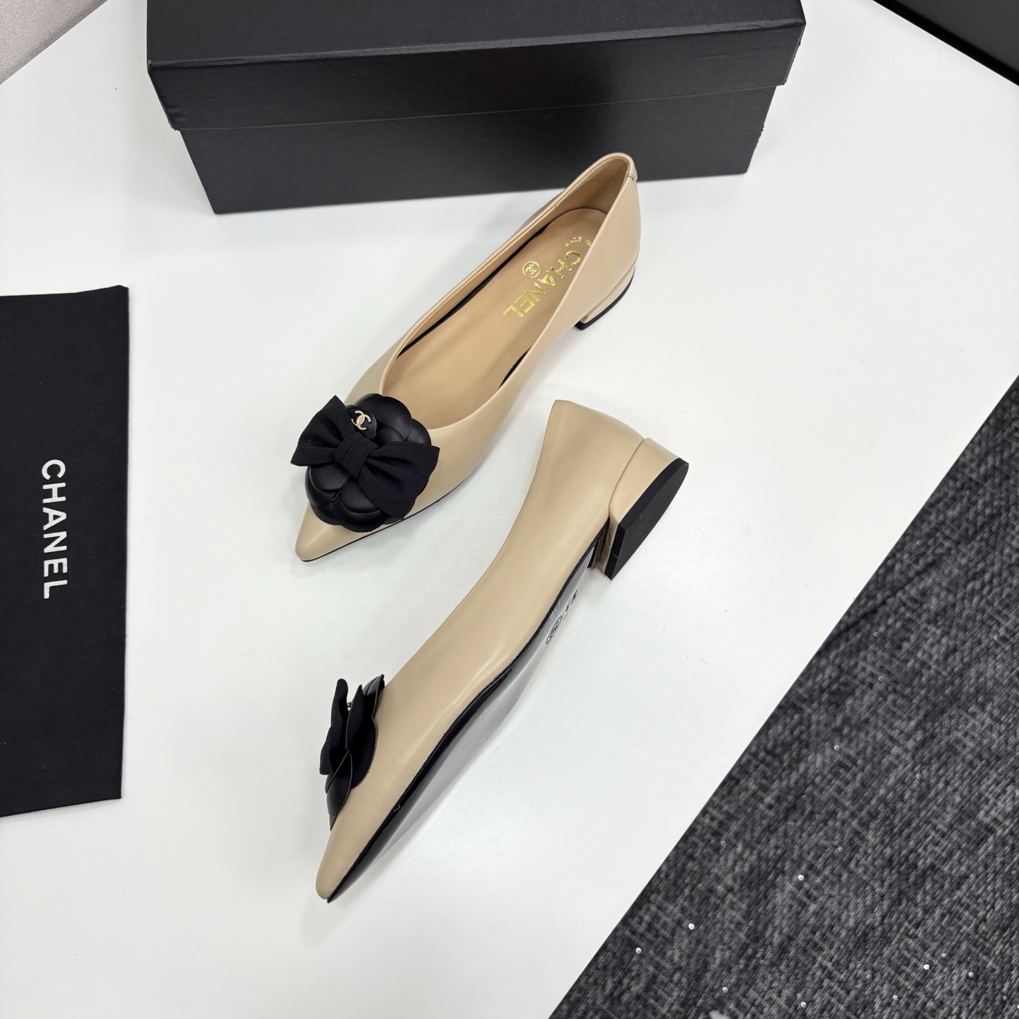 Chanel小香尖頭山茶花蝴蝶結平底単鞋・軽やかで上品なデザイン
