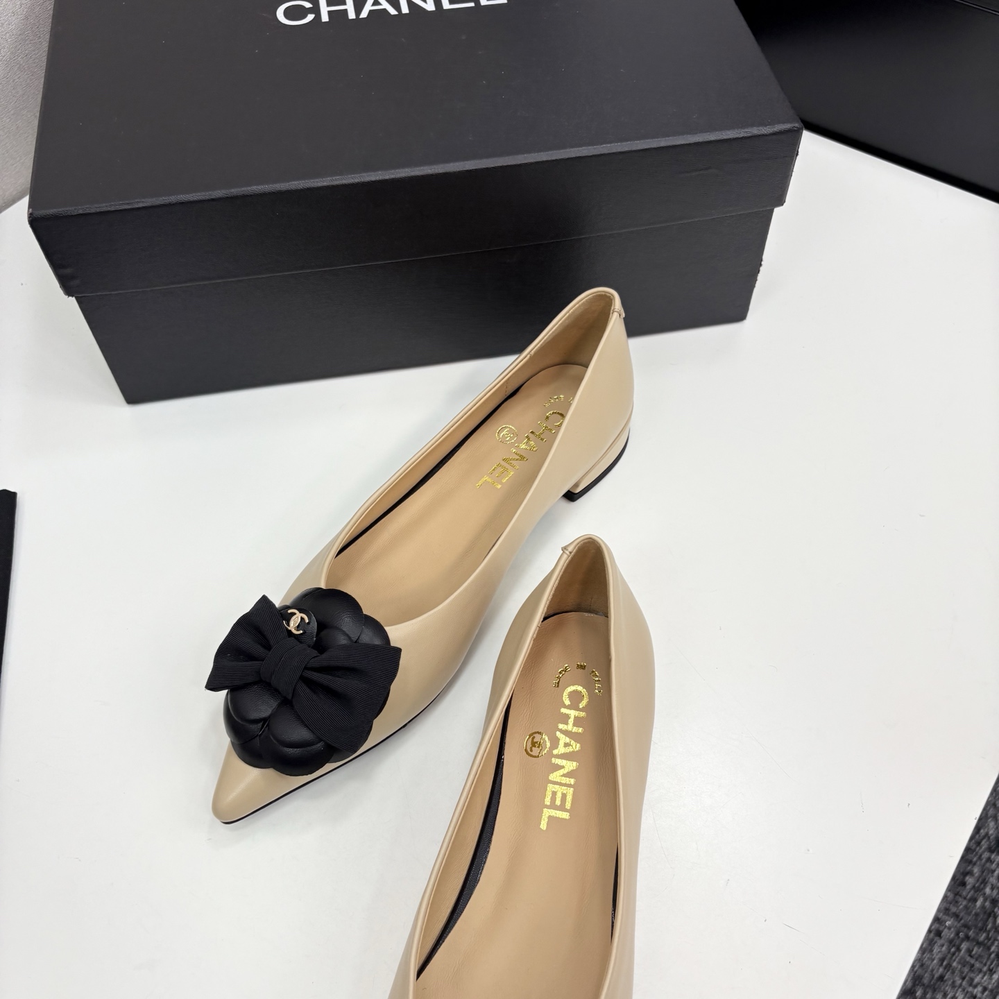 Chanel小香尖頭山茶花蝴蝶結平底単鞋・軽やかで上品なデザイン