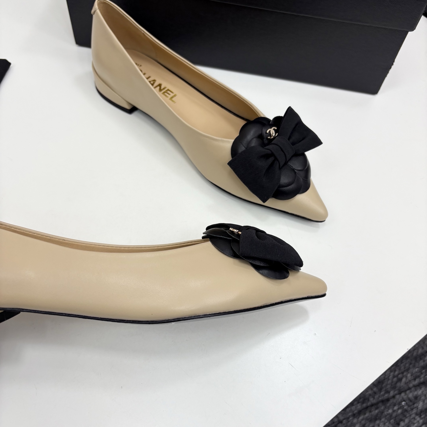 Chanel小香尖頭山茶花蝴蝶結平底単鞋・軽やかで上品なデザイン