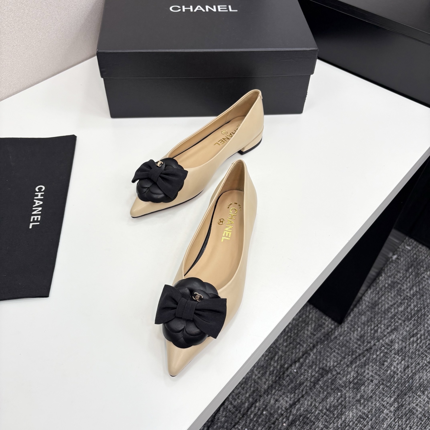 Chanel小香尖頭山茶花蝴蝶結平底単鞋・軽やかで上品なデザイン