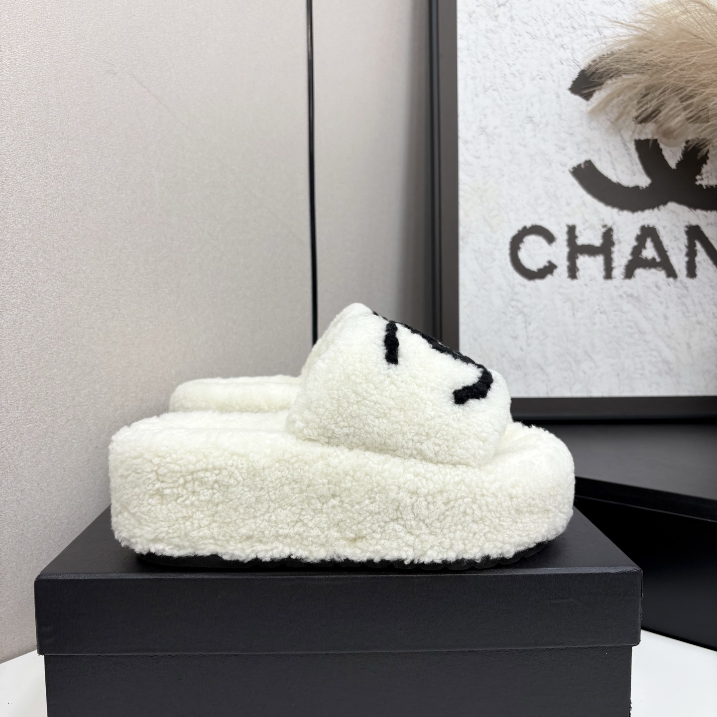 NO:615673,Chanel Chanel 25K new thick-soled wool slippers!  This fur slipper is so cute ~ Soft and fluffy fur, comfortable and warm feet! Increases height and makes legs longer! It is casual and lazy with socks in autumn and winter. The upper feet are really beautiful and fashionable! So beautiful and beautiful! Imported wool, feels delicate, soft and silky. Original molded rubber sole Size35-39 (customized 40/41), furry shoes and slippers, chanel, chanel, slippers, socks19860909Chanel香奈儿 25K新款厚底羊毛毛毛拖鞋！ 这款毛拖真的是真太可爱了～ 柔软蓬松的毛毛,舒服暖脚! 增高显腿长! 秋冬搭配袜子休闲又慵懒 上脚真的好看又时髦!美腻美爆了! 进口羊毛,手感细腻柔软丝滑 原版开模橡胶底 Size35-39（40/41定制）,毛毛鞋拖鞋,chanel,chanel,slippers,socks,Women's Shoes