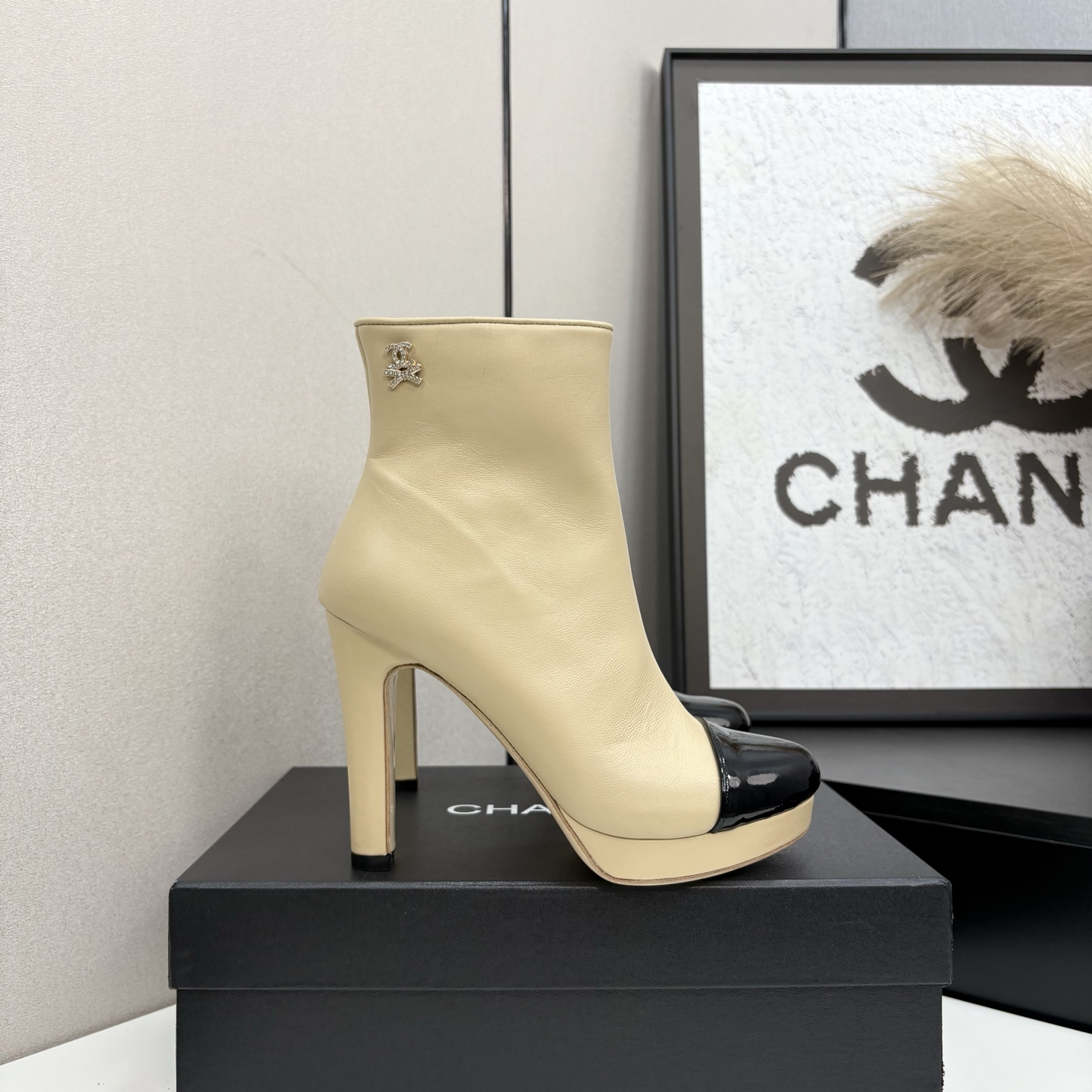 NO:615657,2025 Xiaoxiang short boots, a must-have item for this autumn and winter!  !  Chanel's autumn and winter heavy industry popular short boots are highly recommended by Xiaohongshu. They look good no matter how you match them. They are a must-have for fashion. Ms. Chanel loves simple and irresistible combinations to show her unique dressing style. She can mix and match freely to shine and follow the fashionable steps of her grandma!  !  !  Exquisite details. Zoom in to see the original molded hardware buckle. The top version is made at the purchasing level. ★The upper is made of first-layer cowhide, sheepskin feet, genuine leather outsole, size 35-39 (order 40/41), boots, chanel, boots, cowhide, sheepskin, Leather soles.198609092025小香短靴,本季秋冬季必备单品！！ 香奈儿秋冬重工爆款短靴 小红书力推款,怎么搭配都好看,时髦精必备,香奈儿女士钟爱简约又难以抗拒搭配展现与众不同的穿搭风格、自由混搭闪耀到位跟紧香奶奶时尚步伐！！！精致细节放大看原版开模五金扣 顶级版本代购级别打造★鞋面采用头层牛皮,羊皮垫脚,真皮大底 码数35-39（40/41订）,靴子,chanel,boots,cowhide,sheepskin,Leather soles,Women's Shoes