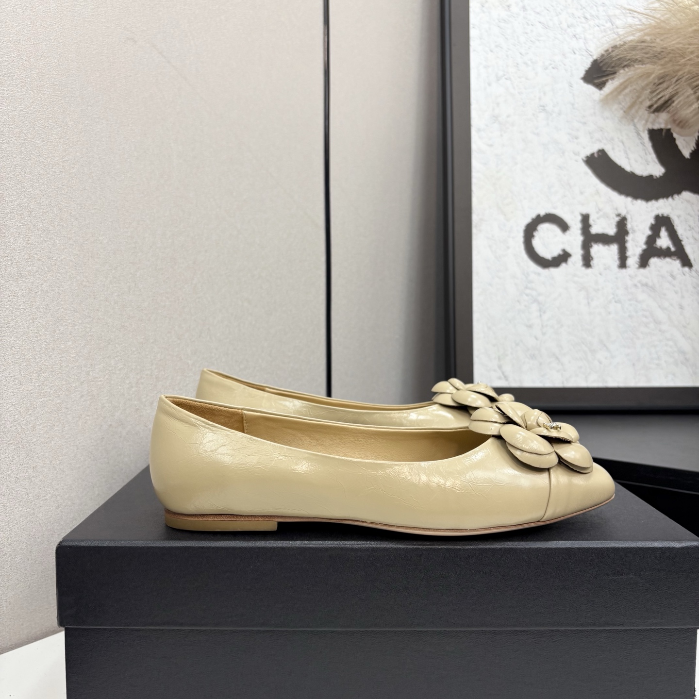 NO:615660,2025★★★★★ Many celebrities and internet celebrities are on their feet, a versatile series that has been popular among domestic and foreign bloggers. It is the must-have sandals for spring and summer wardrobes. Exclusive to the rhombus design house. Upper sheepskin lining: Imported crystal sheepskin lining. Original molded custom leather outsole. Shoe size: 35-39 (40, 41, custom-made, non-returnable). Delivery of luxurious and latest counters with simultaneous packaging, single shoes, chanel, sheepskin, leather.  soles198609092025★★★★★ 众多明星网红上脚,国内外博主刷爆的一个百搭系列,春夏衣橱搭配必备 凉拖首选.菱格设计香家专属 鞋面羊皮  内里: 进口水晶羊皮内里 大底原版开模定制真皮大底 鞋码: 35-39（40、41、定做不退换） 配送豪华最新专柜同步包装,单鞋,chanel,sheepskin,Leather soles,Women's Shoes