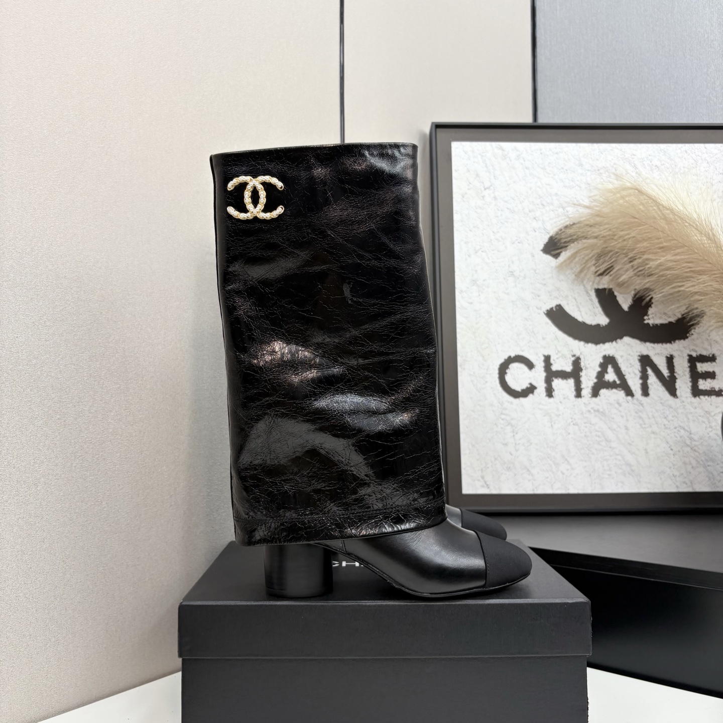 NO:592974,2025 Xiaoxiang short boots, a must-have item for this autumn and winter!  !  Chanel's autumn and winter heavy industry hot-selling knight boots are highly recommended by Xiaohongshu. They look good no matter how you match them. They are a must-have for fashion. Ms. Chanel loves simplicity and is irresistible to match them to show her unique dressing style. She can mix and match freely to shine and follow the fashionable steps of her grandma!  !  !  Exquisite details. Zoom in to see the original molded hardware buckle. The top version is made at the purchasing level. ★The upper is made of first-layer cowhide, sheepskin feet, genuine leather outsole, size 35-39 (order 40/41), boots, chanel, boots, cowhide, sheepskin, Leather soles.198609092025小香短靴,本季秋冬季必备单品！！ 香奈儿秋冬重工爆款骑士长靴 小红书力推款,怎么搭配都好看,时髦精必备,香奈儿女士钟爱简约又难以抗拒搭配展现与众不同的穿搭风格、自由混搭闪耀到位跟紧香奶奶时尚步伐！！！精致细节放大看原版开模五金扣 顶级版本代购级别打造★鞋面采用头层牛皮,羊皮垫脚,真皮大底 码数35-39（40/41订）,靴子,chanel,boots,cowhide,sheepskin,Leather soles,Women's Shoes