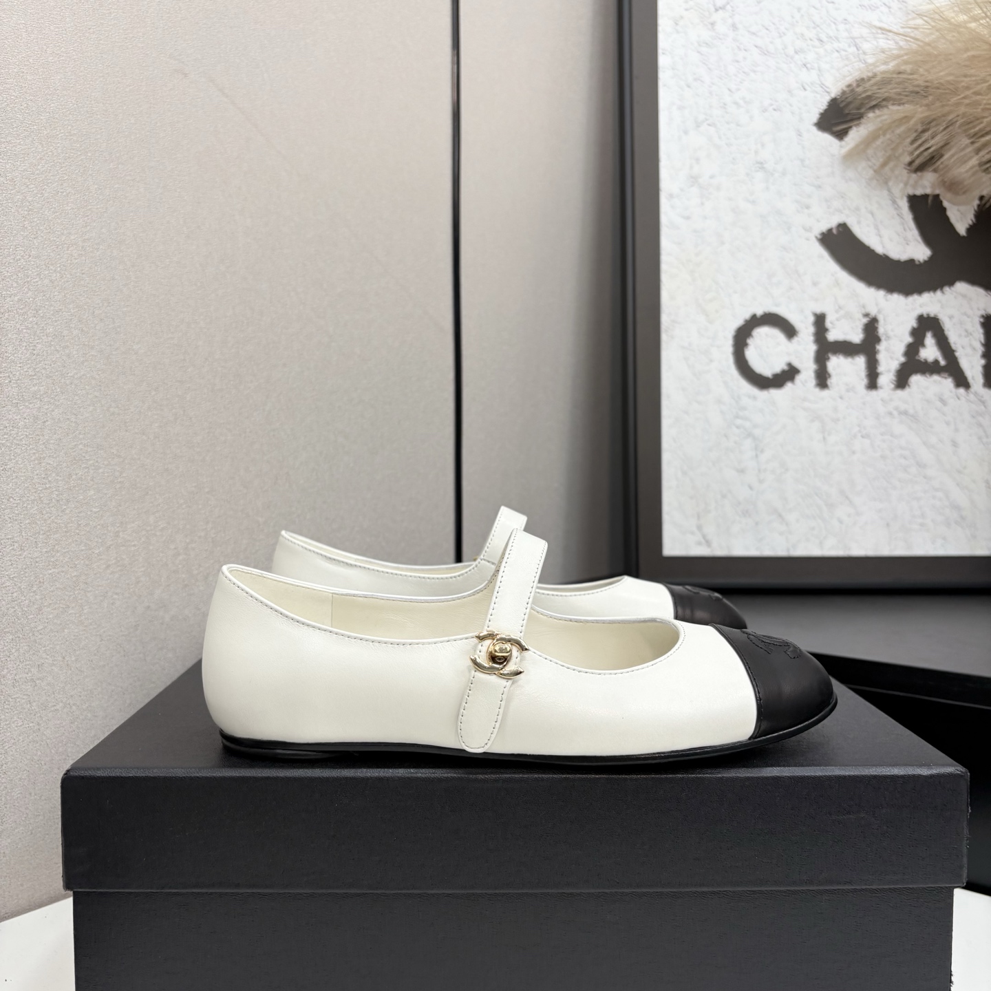 NO:615670,CHANEL｜Chanel Xiaoxiang's classic rhombus Mary Jane round-toe flat shoes. I fell in love with them at first sight. It's no exaggeration~ This is probably the charm of Xiaoxiang. She always understands girls. Although she looks very cold, she has a unique feeling when paired with black stockings. It is the latest model this year. I have already started to arrange it before it is available at the counter~ I know you will like it. It really looks good on the feet. The rounded last is not picky at all about the shape of the foot. Wide and fat feet also look slim when worn.  Moreover, the wrinkled lambskin stitching is very visually impactful. The lining is made of sheepskin, which is extremely soft and comfortable ~ Leather outsole Size35-39 (customized 40/41), single shoes, chanel, chanel, mary jane, sheepskin, Leather soles19860909CHANEL｜香奈儿小香经典菱格玛丽珍圆头平底单鞋 对它一见钟情 不夸张哦～ 这大概就是小香的魅力 总是很懂女生 虽然看上去很冷但配上黑丝袜特有感觉 是今年的最新款来着 专柜还没上我就已经着手安排啦～ 知道你们一定会喜欢 上脚也确实好看 圆尖的楦头对脚型完全不挑 宽胖脚穿也显瘦 而且皱面小羊皮拼接 视觉上很有冲击感 内里是羊皮材质 巨柔软巨舒服哦～ 真皮大底 Size35-39（40/41定制）,单鞋,chanel,chanel,mary jane,sheepskin,Leather soles,Women's Shoes