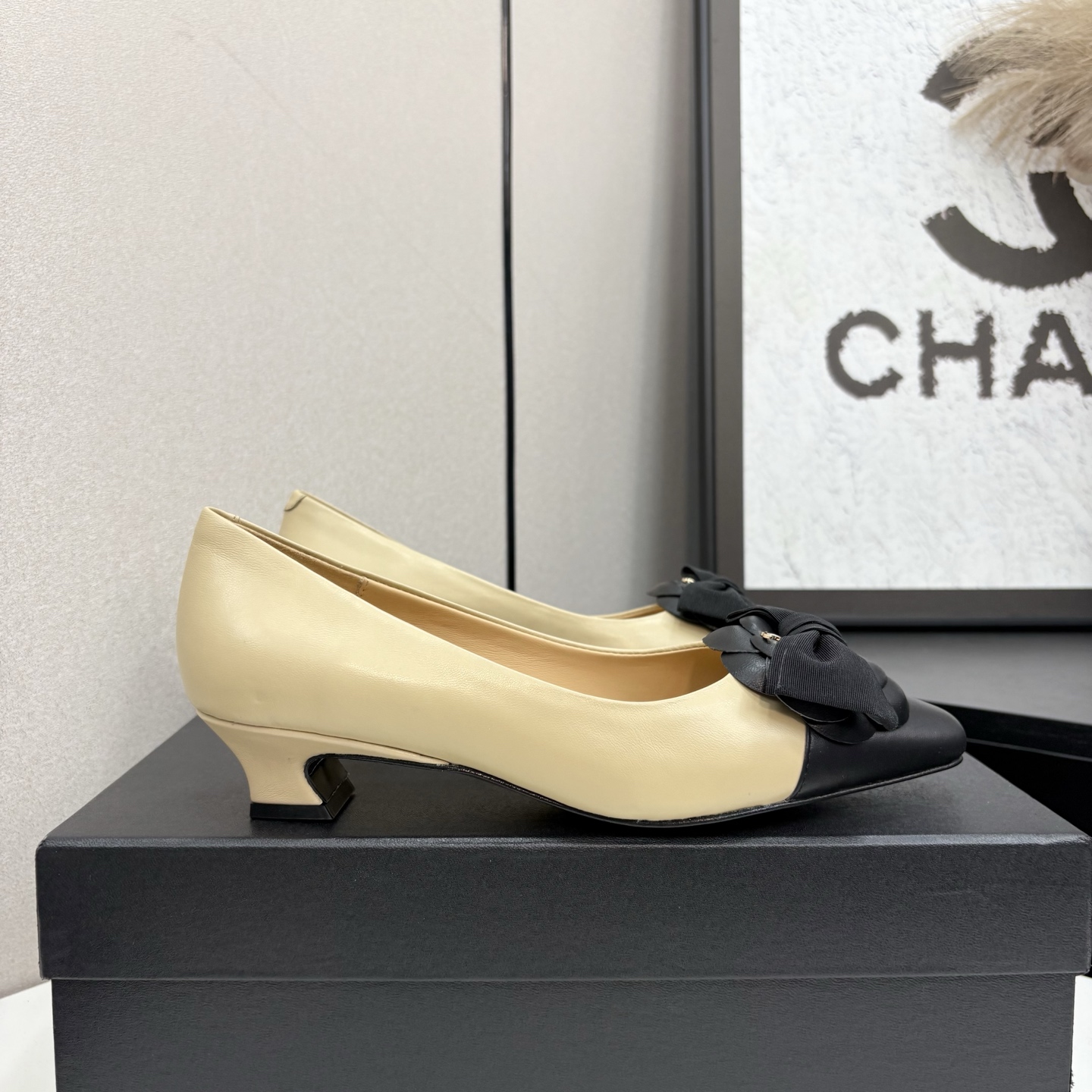 NO:615668,Chanel 2025 new Chanel Xiaoxiang small square toe camellia bow low-heeled shoes, playful and a little mature, high-end, look younger and more elegant!  Sheepskin upper, sheepskin lining, heel height 3.5cm, Italian genuine leather outsole, size 35-39 (40, 41 customized, non-returnable), single shoes, chanel, chanel, sheepskin, Leather soles19860909Chanel2025新款香奈儿小香小方头山茶花蝴蝶结低跟单鞋,俏皮中又有点轻熟的高级,穿起来减龄又有气质！ 鞋面羊皮 内里羊皮内里 跟高3.5cm 鞋底意大利真皮大底 码数35-39（40,41定制不退换),单鞋,chanel,chanel,sheepskin,Leather soles,Women's Shoes