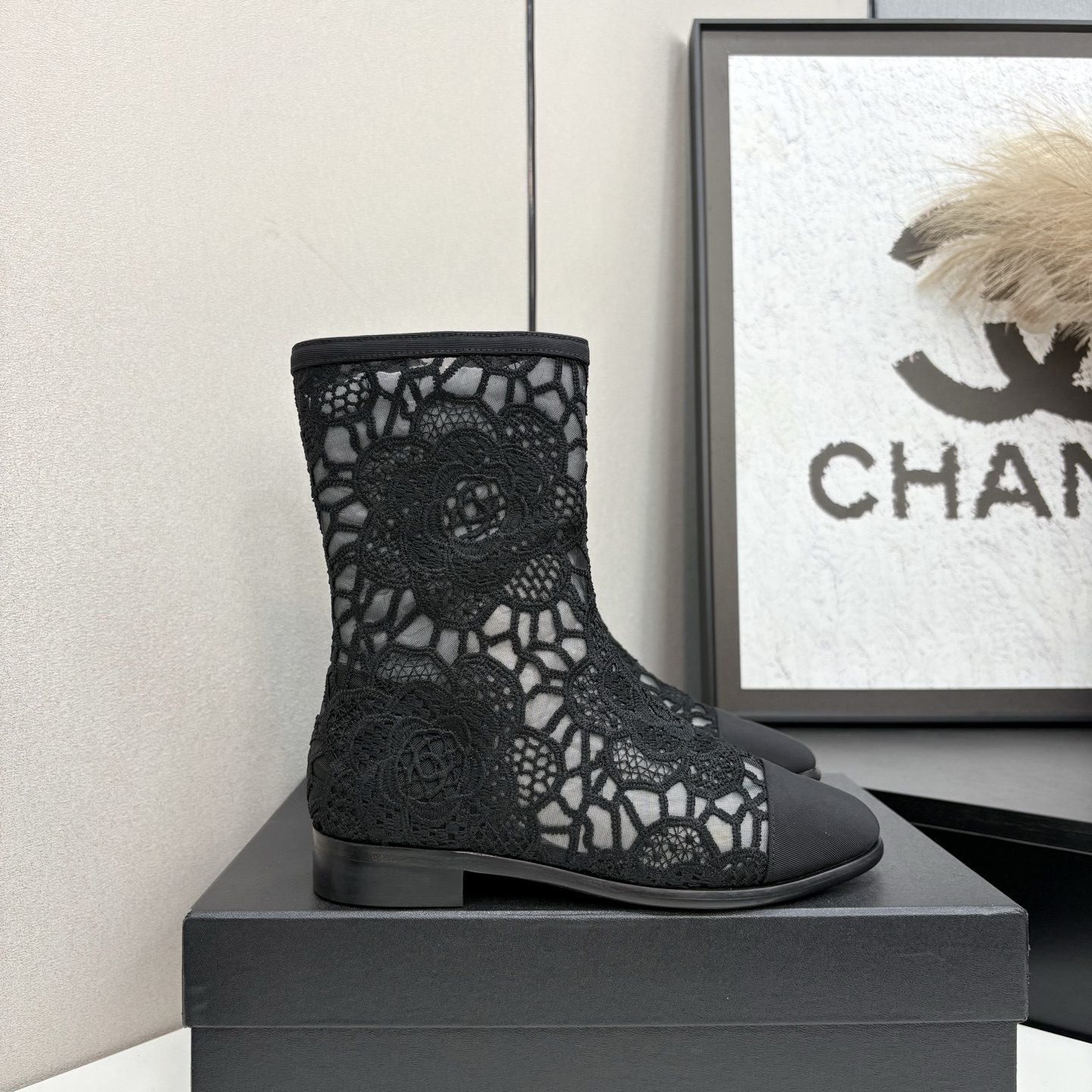 NO:615663,2025 Xiaoxiang short boots, a must-have item for this autumn and winter!  !  Chanel's autumn and winter heavy industry popular mesh boots are highly recommended by Xiaohongshu. They look good no matter how you match them. They are a must-have for fashion. Ms. Chanel loves simplicity and is irresistible to match them to show her unique dressing style. She can mix and match freely to shine and keep up with the fashionable steps of her grandma!  !  !  Exquisite details. Zoom in to see the original molded hardware buckle. The top version is made at the purchasing level. ★The upper is made of first-layer cowhide, sheepskin feet, genuine leather outsole, size 35-39 (order 40/41), boots, chanel, boots, cowhide, sheepskin, Leather soles.198609092025小香短靴,本季秋冬季必备单品！！ 香奈儿秋冬重工爆款网靴 小红书力推款,怎么搭配都好看,时髦精必备,香奈儿女士钟爱简约又难以抗拒搭配展现与众不同的穿搭风格、自由混搭闪耀到位跟紧香奶奶时尚步伐！！！精致细节放大看原版开模五金扣 顶级版本代购级别打造★鞋面采用头层牛皮,羊皮垫脚,真皮大底 码数35-39（40/41订）,靴子,chanel,boots,cowhide,sheepskin,Leather soles,Women's Shoes