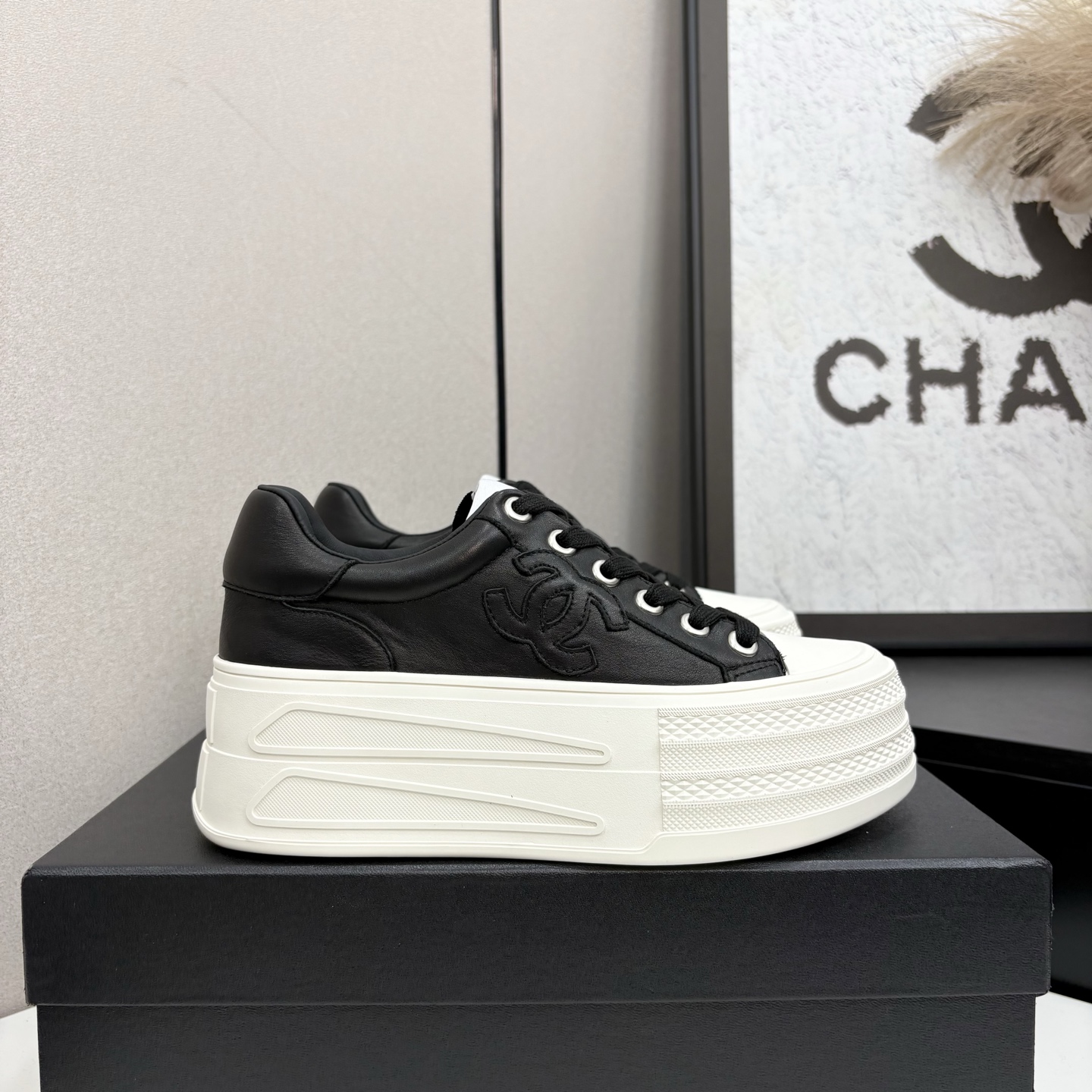 NO:615648,Chanel Chanel's new cowhide thick-soled biscuit shoes, panda shoes, white shoes, hotly recommended by Internet celebrity Xiaohongshu, slimming and lengthening legs, good appearance, comfortable and taller, minimalist style, cowhide fabric, water-dyed cowhide foot pads, original open molded high-elastic rubber platform sole, Size 35-39, 40, casual shoes/sports shoes, chanel, chanel, sneakers, cowhide19860909Chanel香奈儿新款牛皮面厚底饼干鞋熊猫鞋小白鞋 网红明星小红书狂追热推 显瘦显腿长 高颜值舒适增高 极简的风格 牛皮面料 水染牛皮垫脚原版开模高弹橡胶松糕大底 Size35-39 40定,休闲鞋/运动鞋,chanel,chanel,sneakers,cowhide,Women's Shoes