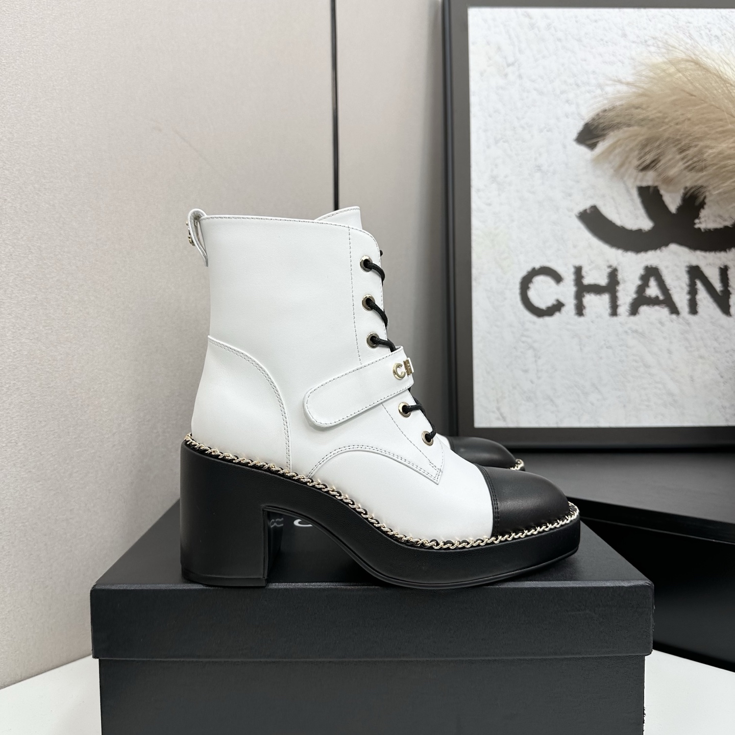 NO:615659,2025 Xiaoxiang short boots, a must-have item for this autumn and winter!  !  Chanel's autumn and winter heavy industry popular knight boots are highly recommended by Xiaohongshu. They look good no matter how you match them. They are a must-have for fashion. Ms. Chanel loves simple and irresistible combinations to show her unique dressing style. She can mix and match freely to shine and follow the fashionable steps of her grandma!  !  !  Exquisite details. Zoom in to see the original molded hardware buckle. The top version is made at the purchasing level. ★The upper is made of first-layer cowhide, sheepskin feet, genuine leather outsole, size 35-39 (order 40/41), boots, chanel, boots, cowhide, sheepskin, Leather soles.198609092025小香短靴,本季秋冬季必备单品！！ 香奈儿秋冬重工爆款骑士靴 小红书力推款,怎么搭配都好看,时髦精必备,香奈儿女士钟爱简约又难以抗拒搭配展现与众不同的穿搭风格、自由混搭闪耀到位跟紧香奶奶时尚步伐！！！精致细节放大看原版开模五金扣 顶级版本代购级别打造★鞋面采用头层牛皮,羊皮垫脚,真皮大底 码数35-39（40/41订）,靴子,chanel,boots,cowhide,sheepskin,Leather soles,Women's Shoes