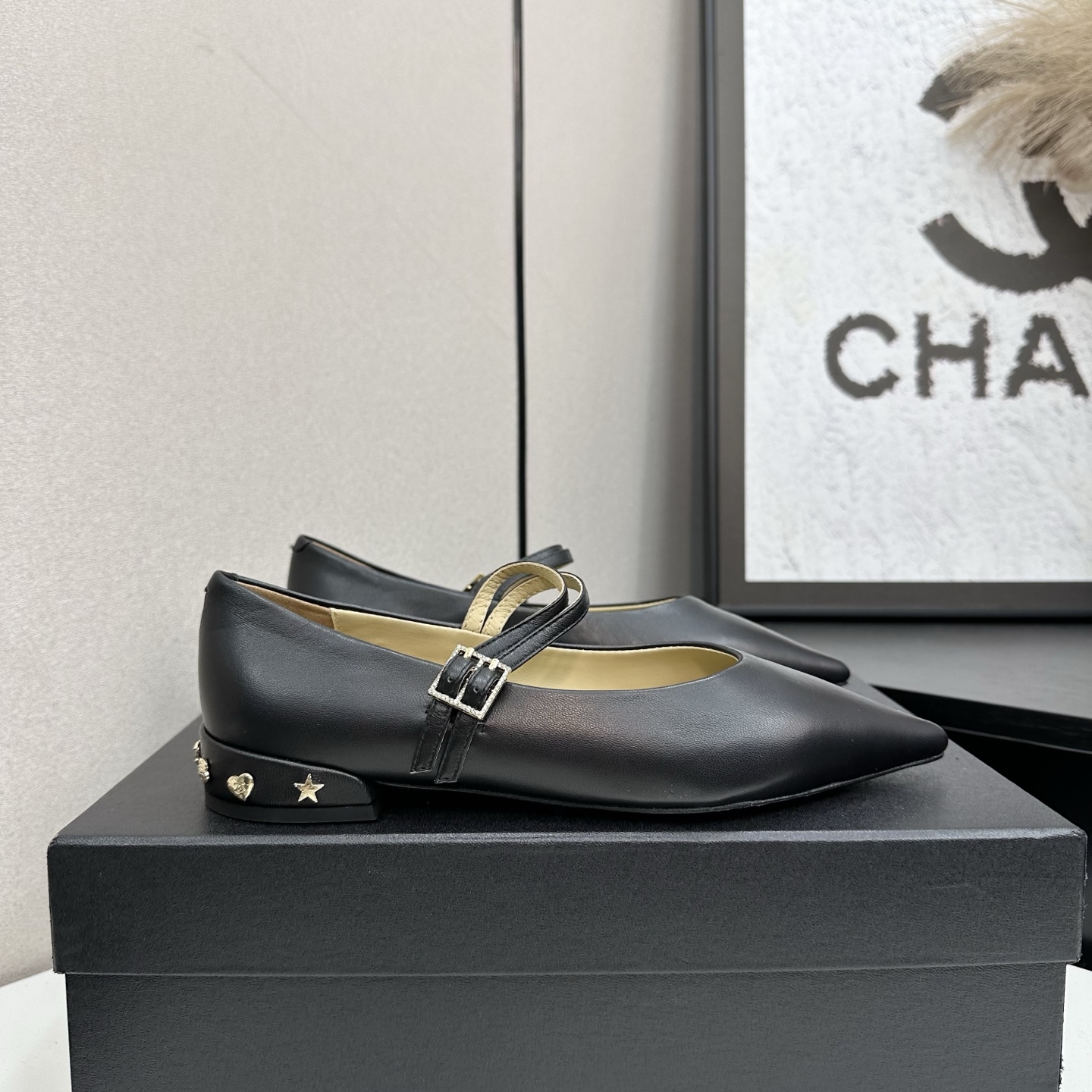 NO:615666,2025★★★★★ Many celebrities and Internet celebrities are on their feet. This is a versatile series popular among domestic and foreign bloggers. It is a must-have sandal for spring and summer wardrobes. Diamond design is exclusive to Xiangjia. Upper sheepskin lining: Imported crystal sheepskin lining. Original molded custom leather outsole. Shoe size: 35-39 (40, 41, custom-made, non-refundable), single shoes, chanel, sheepskin, Leather soles198609092025★★★★★ 众多明星网红上脚,国内外博主刷爆的一个百搭系列,春夏衣橱搭配必备 凉拖首选.菱格设计香家专属 鞋面羊皮  内里: 进口水晶羊皮内里 大底原版开模定制真皮大底 鞋码: 35-39（40、41、定做不退换）,单鞋,chanel,sheepskin,Leather soles,Women's Shoes