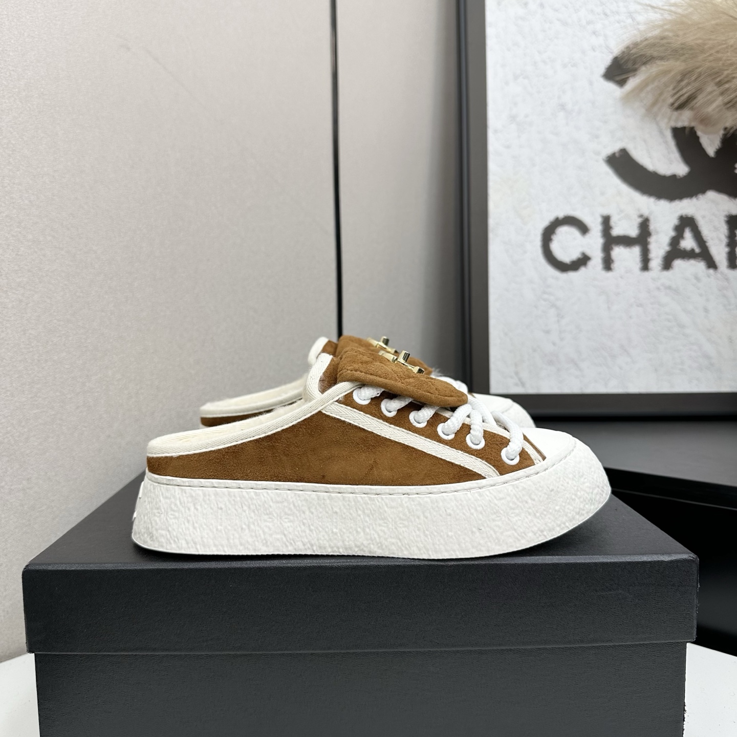 NO:615674,2025 Xiaoxiang short boots, a must-have item for this autumn and winter!  !  Chanel's autumn and winter heavy industry popular fur flip flops are highly recommended by Xiaohongshu. They look good no matter how you match them. They are a must-have for fashion. Ms. Chanel loves simplicity and is irresistible to match them to show her unique dressing style. She can mix and match freely to shine and follow the fashionable steps of her tight-fingered grandma!  !  !  Exquisite details. Zoom in to see the original molded hardware buckle. The top version is made at the purchasing level. ★The upper is made of first-layer cowhide, wool lining, rubber outsole. Size 35-39 (order 40/41), semi-smooth fur shoes, chanel, boots, cowhide.198609092025小香短靴,本季秋冬季必备单品！！ 香奈儿秋冬重工爆款毛拖 小红书力推款,怎么搭配都好看,时髦精必备,香奈儿女士钟爱简约又难以抗拒搭配展现与众不同的穿搭风格、自由混搭闪耀到位跟紧香奶奶时尚步伐！！！精致细节放大看原版开模五金扣 顶级版本代购级别打造★鞋面采用头层牛皮,羊毛内里,橡胶大底 码数35-39（40/41订）,半拖毛毛鞋,chanel,boots,cowhide,Women's Shoes