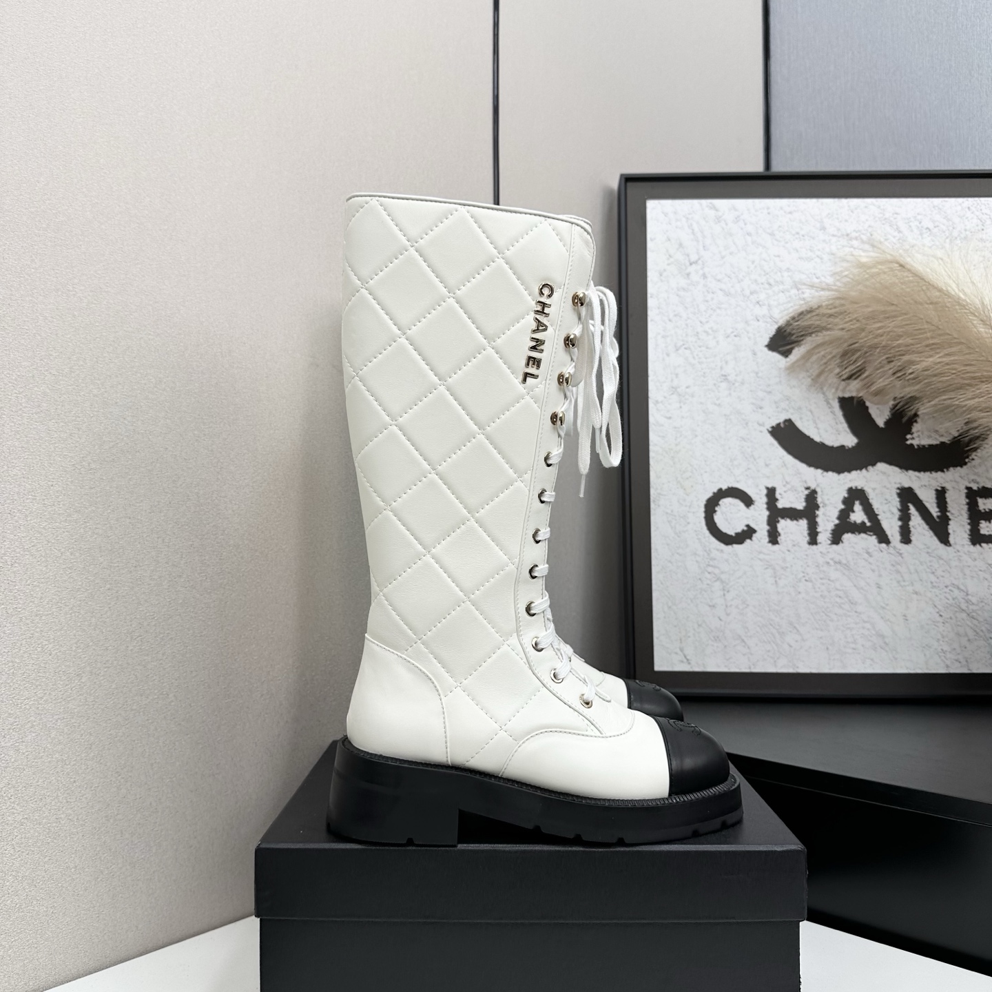NO:470112,Little fragrance short boots, a must-have item for this autumn and winter!  !  Chanel's hot-formed Knight Boots in autumn and winter, Xiaohongshu is highly recommended, and it looks good no matter how you match it. It is a must-have for fashionable things. Chanel's women love simple but irresistible matching to show unique styles of dressing, free mixing and matching shines in place and keep up with the fashionable pace of Grandma Xiaoxiang!  !  !  Exquisite details enlarge the original mold opening hardware buckle. Top version purchasing level is created ★The upper is made of top layer cowhide, sheepskin footbed, rubber sole. Size 35-39 (ordered by 40/41) Boots, boots, chanel, boots, cowhide, sheepskin19860909小香短靴,本季秋冬季必备单品！！ 香奈儿秋冬重工爆款骑士靴 小红书力推款,怎么搭配都好看,时髦精必备,香奈儿女士钟爱简约又难以抗拒搭配展现与众不同的穿搭风格、自由混搭闪耀到位跟紧香奶奶时尚步伐！！！精致细节放大看原版开模五金扣 顶级版本代购级别打造★鞋面采用头层牛皮,羊皮垫脚,橡胶大底 码数35-39（40/41订） 长靴短靴,靴子,chanel,boots,cowhide,sheepskin,Women's Shoes