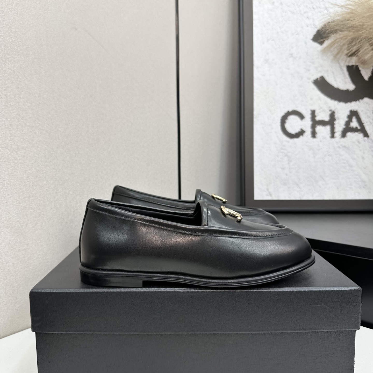 NO:492989,★★★★★★ Many celebrities are popular with a versatile series that domestic and foreign bloggers are a must-have for spring and summer wardrobe matching. The first choice for sandals. Diamond design exclusive to the fragrant family. Upper beef velvet inner lining: imported crystal sheepskin inner lining (wool inner lining) Outsole original mold custom leather sole Shoe size: 35-39 (40, 41, custom made without return) Peel furry, loafers, chanel, loafers, sheepskin, Leather soles19860909★★★★★ 众多明星网红上脚,国内外博主刷爆的一个百搭系列,春夏衣橱搭配必备 凉拖首选.菱格设计香家专属 鞋面牛反绒  内里: 进口水晶羊皮内里（羊毛内里） 大底原版开模定制真皮大底 鞋码: 35-39（40、41、定做不退换） 皮里毛里,乐福鞋,chanel,loafers,sheepskin,Leather soles,Women's Shoes