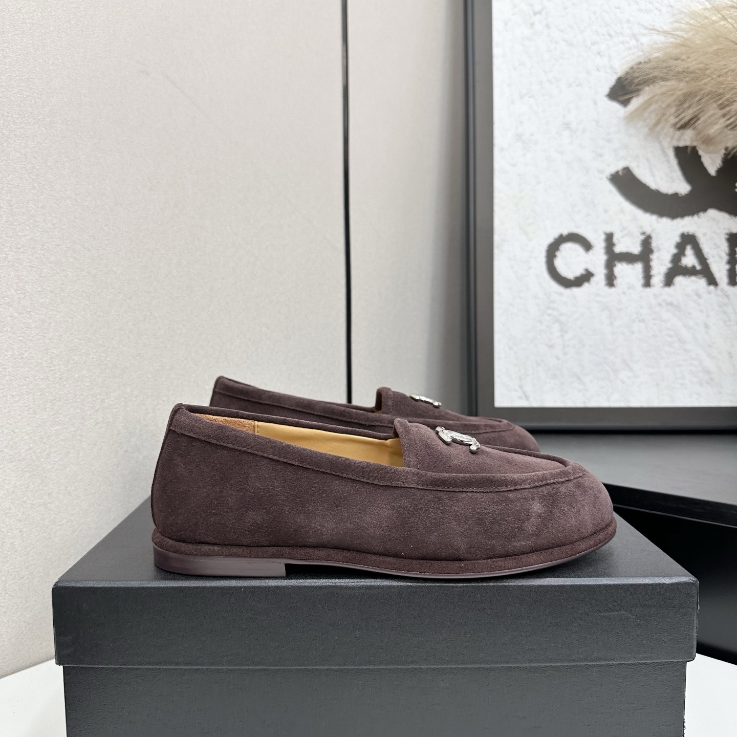 NO:492994,★★★★★★ Many celebrities are popular with a versatile series that domestic and foreign bloggers are a must-have for spring and summer wardrobe matching. First choice. Xiangjia exclusive, upper ox fleece, inner lining: imported crystal sheepskin lining (wool lining) original mold-open custom leather sole Shoe size: 35-39 (40, 41, custom made without return) Pearl, loafers, chanel, loafers, sheepskin, Leather soles19860909★★★★★ 众多明星网红上脚,国内外博主刷爆的一个百搭系列,春夏衣橱搭配必备 首选.香家专属 鞋面牛反绒  内里: 进口水晶羊皮内里（羊毛内里） 大底原版开模定制真皮大底 鞋码: 35-39（40、41、定做不退换） 皮里毛里,乐福鞋,chanel,loafers,sheepskin,Leather soles,Women's Shoes