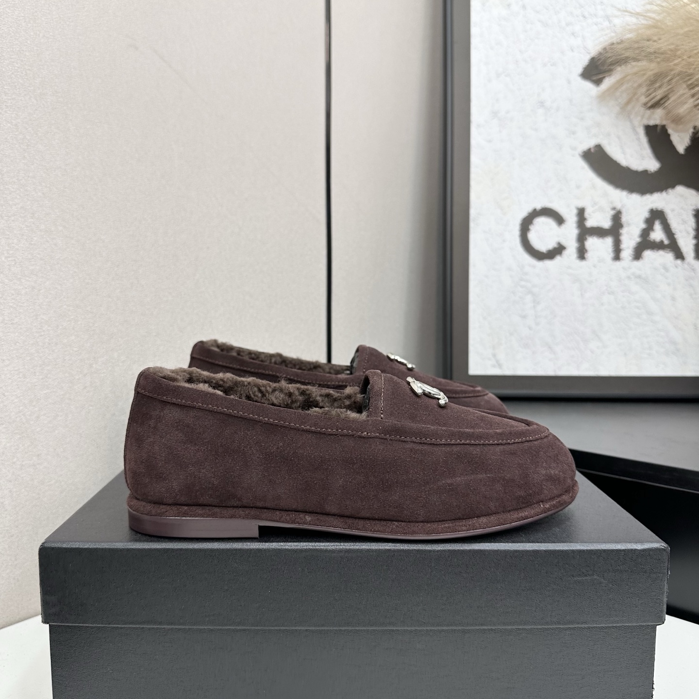 NO:493020,★★★★★★ Many celebrities are popular with a versatile series that domestic and foreign bloggers are popular. They are essential for spring and summer wardrobe matching. First choice. Xiangjia exclusive, upper ox fleece lining: imported crystal sheepskin lining (wool lining) large sole original mold custom leather sole Shoe size: 35-39 (40, 41, customized non-return) leather fleece, loafers fleece shoes, chanel, loafers, sheepskin, Leather soles19860909★★★★★ 众多明星网红上脚,国内外博主刷爆的一个百搭系列,春夏衣橱搭配必备 首选.香家专属 鞋面牛反绒  内里: 进口水晶羊皮内里（羊毛内里） 大底原版开模定制真皮大底 鞋码: 35-39（40、41、定做不退换） 皮里毛里,乐福鞋毛毛鞋,chanel,loafers,sheepskin,Leather soles,Women's Shoes