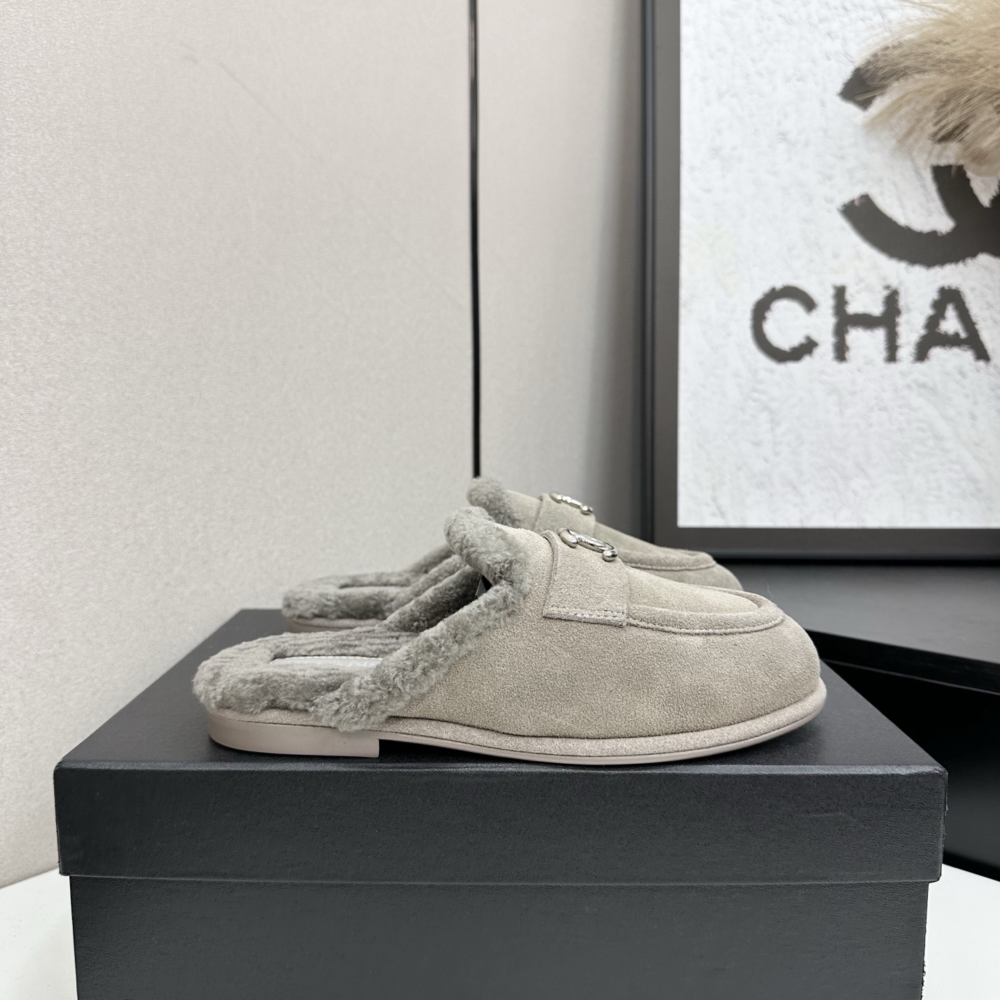 NO:493014,2025★★★★★★ Many celebrities are popular, a versatile series that domestic and foreign bloggers are popular. A must-have for spring and summer wardrobe matching. First choice. Xiangjia exclusive, upper ox fleece, inner lining: imported crystal sheepskin lining (wool lining) original mold-open custom leather sole Shoe size: 35-39 (40, 41, customized non-return) Maoli, fur shoes slippers, chanel, slippers, sheepskin, Leather soles198609092025★★★★★ 众多明星网红上脚,国内外博主刷爆的一个百搭系列,春夏衣橱搭配必备 首选.香家专属 鞋面牛反绒  内里: 进口水晶羊皮内里（羊毛内里） 大底原版开模定制真皮大底 鞋码: 35-39（40、41、定做不退换） 毛里,毛毛鞋拖鞋,chanel,slippers,sheepskin,Leather soles,Women's Shoes
