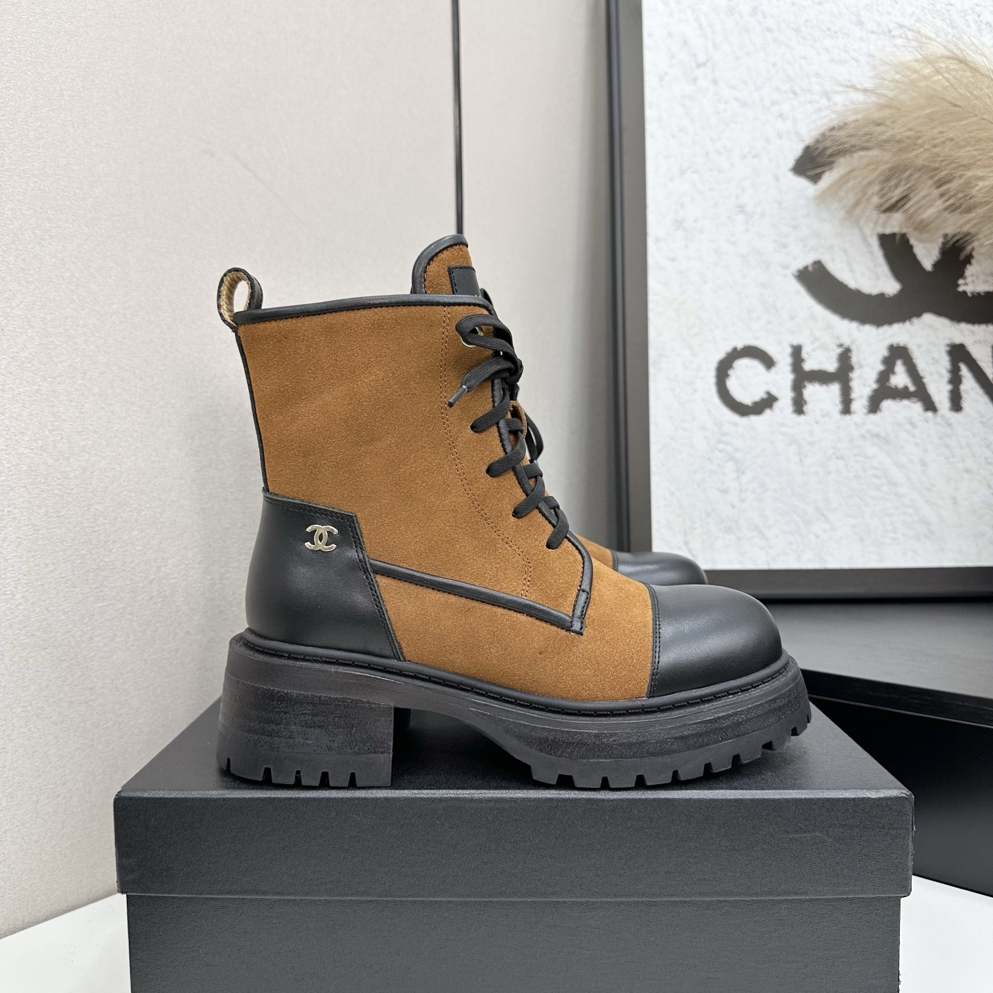 NO:470123,Xiaoxiang autumn and winter sheepskin short boots new, the style is also the basic version of Xiangjia Martin boots, neat and handsome. The upper is made of cowhide, which is super soft and skin-soft, quite broad and full, and handsome!  The inside is soft and water-dyed lambskin!  Original outsole, exclusive, top quality 35-39 (customized for 40/41), boots, chanel, boots, cowhide, sheepskin19860909小香秋冬羊皮短靴新品 版型也香家马丁靴基础版型,利落帅气 鞋面用了牛皮,超级柔软的贴肤感,挺阔饱满,帅气拿捏！ 内里柔软水染小羊皮！ 鞋底原版大底 独家 顶级精品35-39（40/41订做）,靴子,chanel,boots,cowhide,sheepskin,Women's Shoes